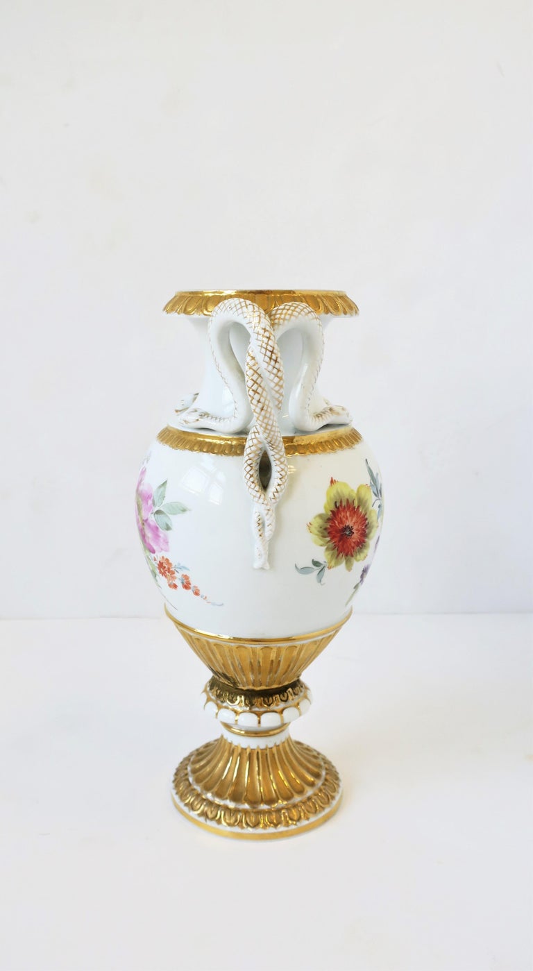 Meissen Porcelain Urn Snake Handles Amphora White and Gold  For Sale 1