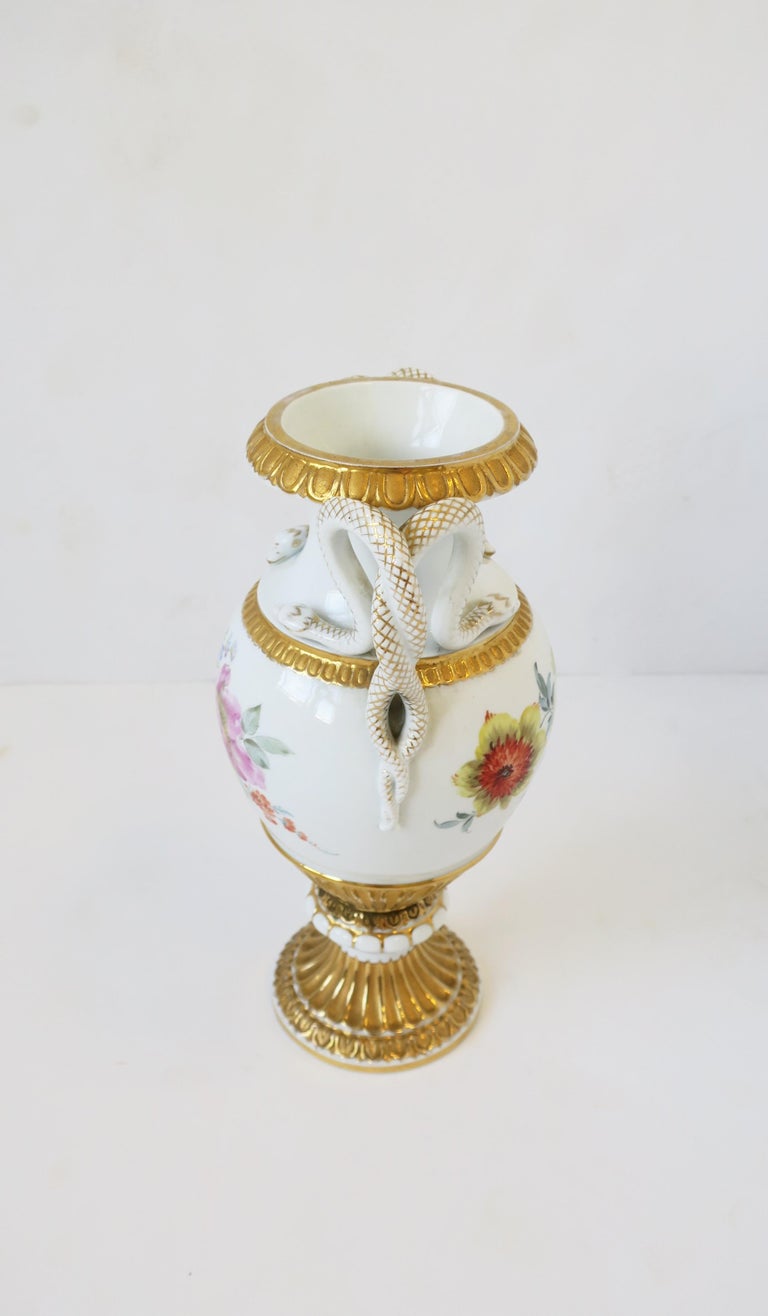 Meissen Porcelain Urn Snake Handles Amphora White and Gold  For Sale 2