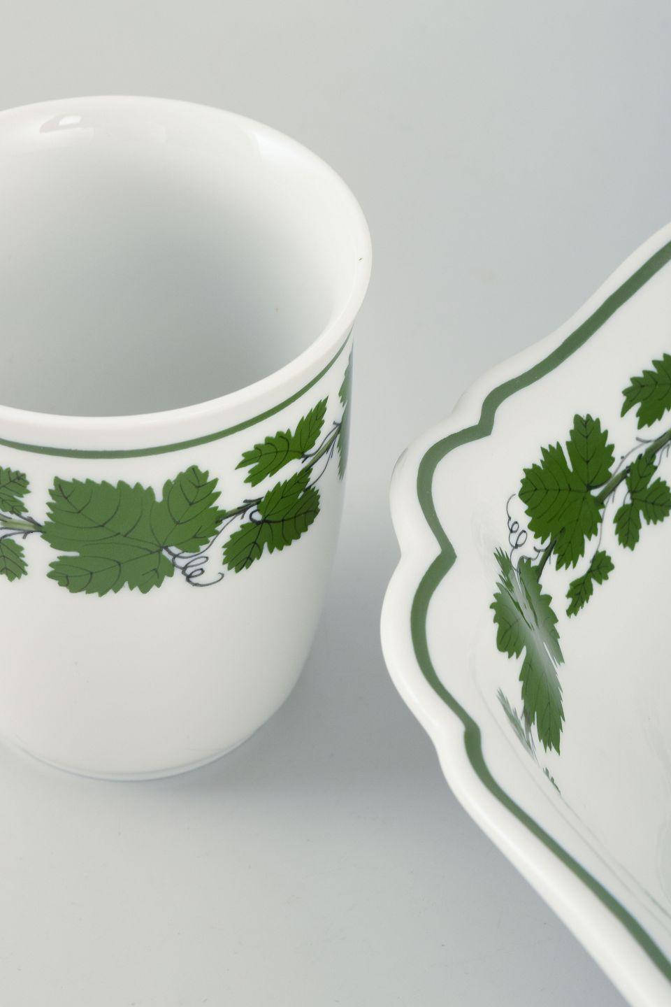 Allemand Meissen, porcelain vase and bowl with Vine-Leaf pattern. 20th C. en vente