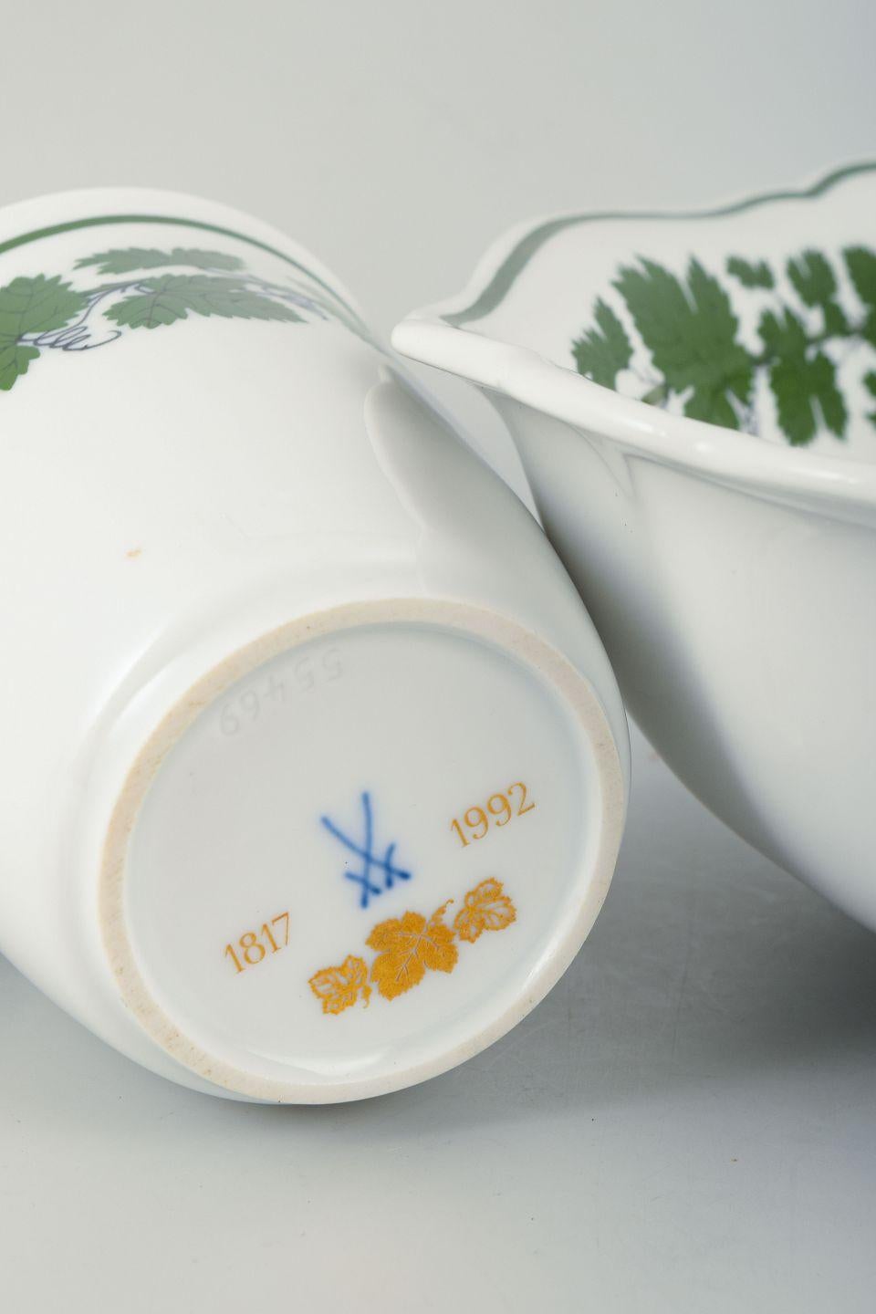 Vernissé Meissen, porcelain vase and bowl with Vine-Leaf pattern. 20th C. en vente