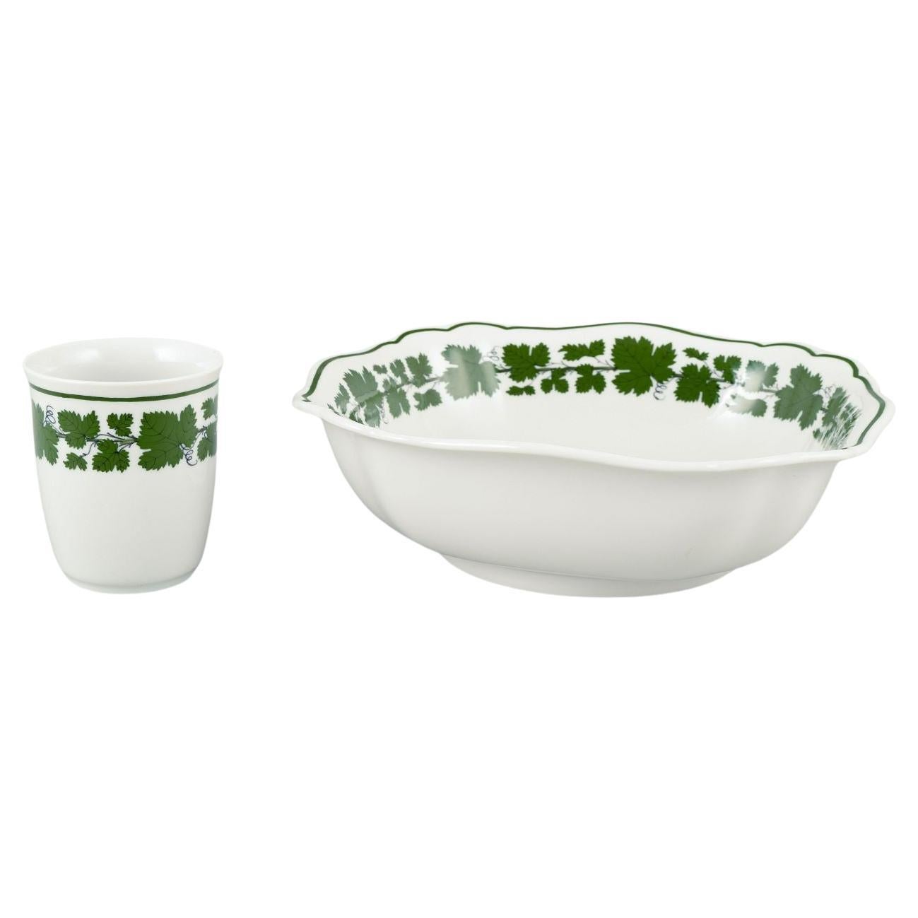 Meissen, porcelain vase and bowl with Vine-Leaf pattern. 20th C. en vente