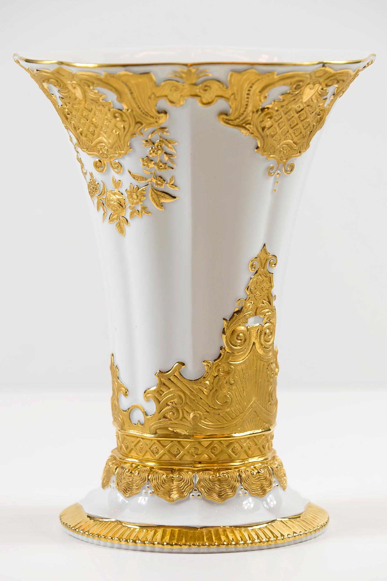 Jarrón de porcelana de Meissen con adornos dorados decorados a mano.