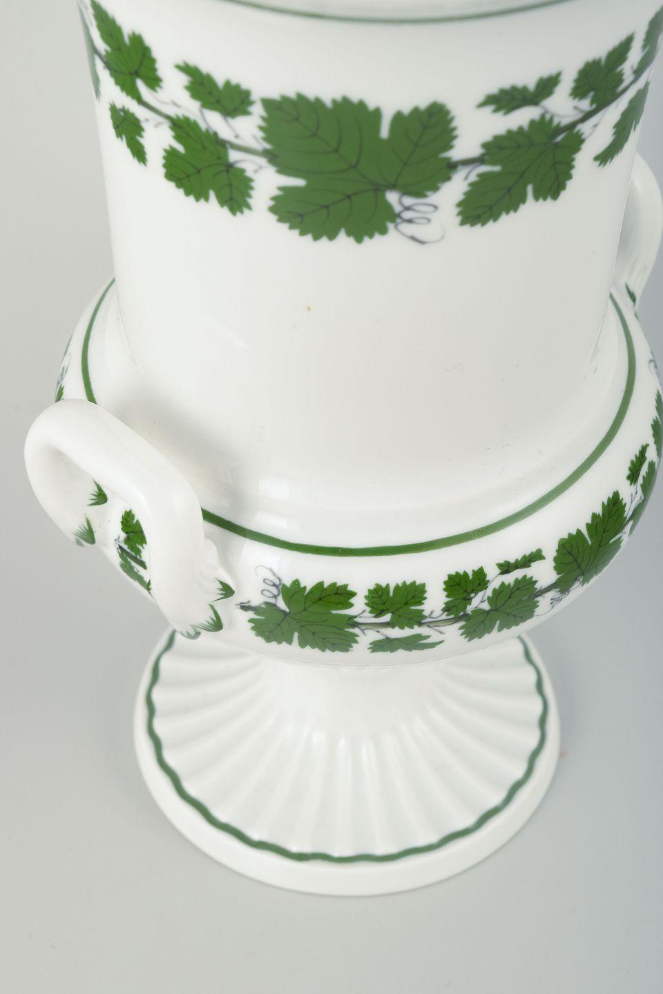 Allemand Meissen, vase sur pied en porcelaine, décoré du motif classique Feuille de vigne. en vente
