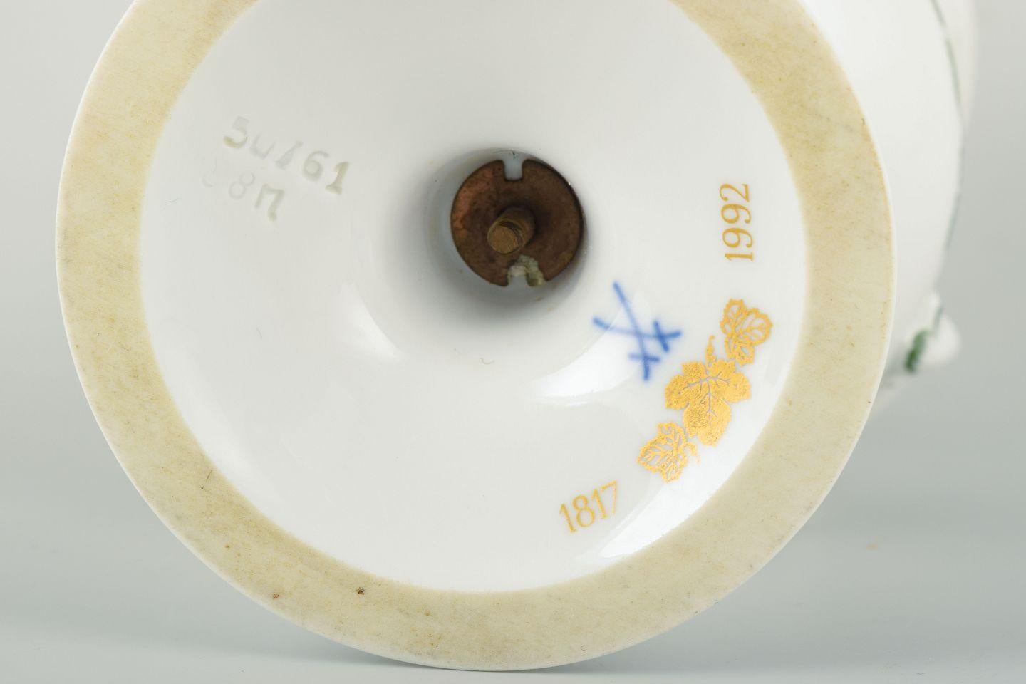 Peint à la main Meissen, vase sur pied en porcelaine, décoré du motif classique Feuille de vigne. en vente