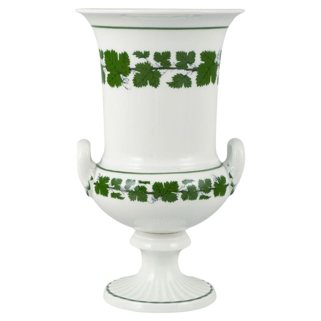 Meissen, vase sur pied en porcelaine, décoré du motif classique Feuille de vigne.