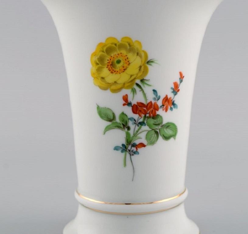 Vase aus Meissener Porzellan mit handgemalten Blumen und Goldrand. 
1920s.
Maße: 14 x 11,7 cm.
In ausgezeichnetem Zustand.
Gestempelt.
1. Fabrikqualität.