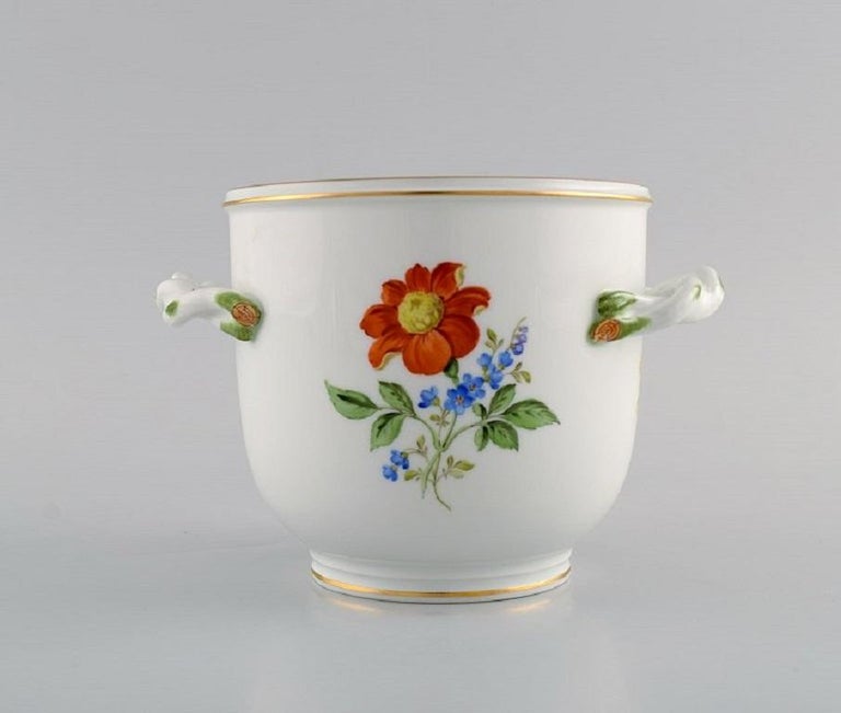 Meissen vase / flowerpot in hand-painted porcelain with flowers and gold edge. Handles modelled as branches. Early 20th century.
Measures: 16 x 11 cm.
In excellent condition.
Stamped.
1st factory quality.