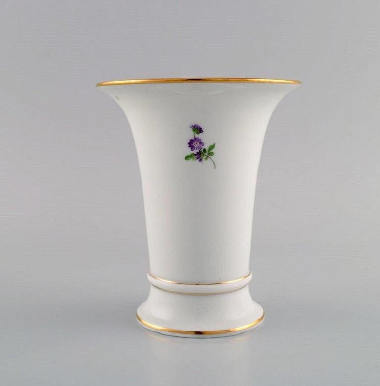 Meissen Porcelain Vase with Hand-Painted Flowers and Gold Edge, 1920s In Excellent Condition For Sale In Copenhagen, DK