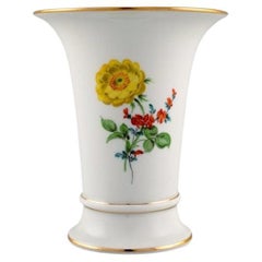 Vase en porcelaine de Meissen avec fleurs peintes à la main et bord doré, années 1920