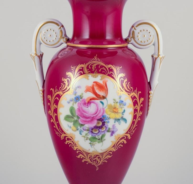 Meissen, Porzellanvase mit zwei Henkeln. Burgunderfarbene Verzierung. (Deutsch) im Angebot