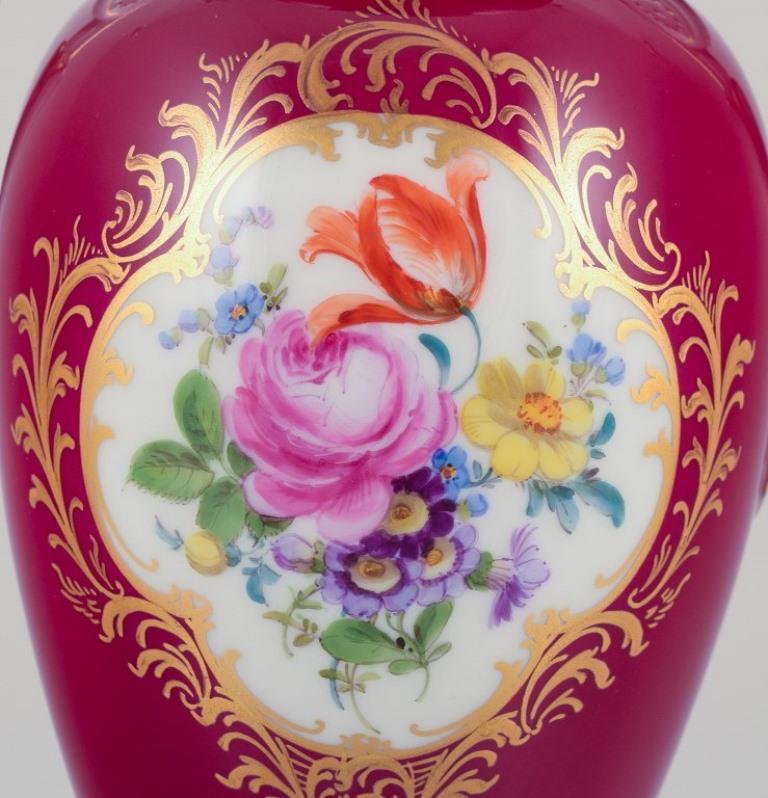 Meissen, Porzellanvase mit zwei Henkeln. Burgunderfarbene Verzierung. (Glasiert) im Angebot