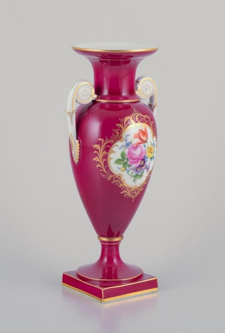 Meissen, Porzellanvase mit zwei Henkeln. Burgunderfarbene Verzierung. im Zustand „Hervorragend“ im Angebot in København, Copenhagen