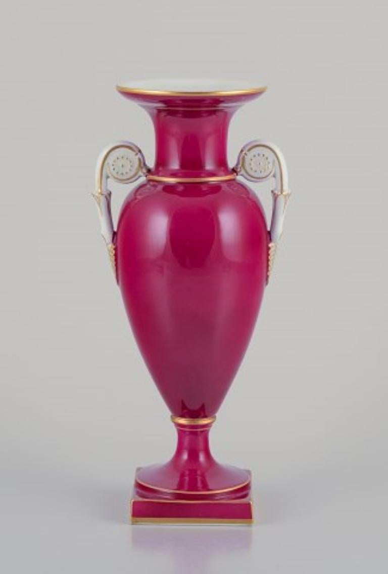 Meissen, Porzellanvase mit zwei Henkeln. Burgunderfarbene Verzierung. (20. Jahrhundert) im Angebot