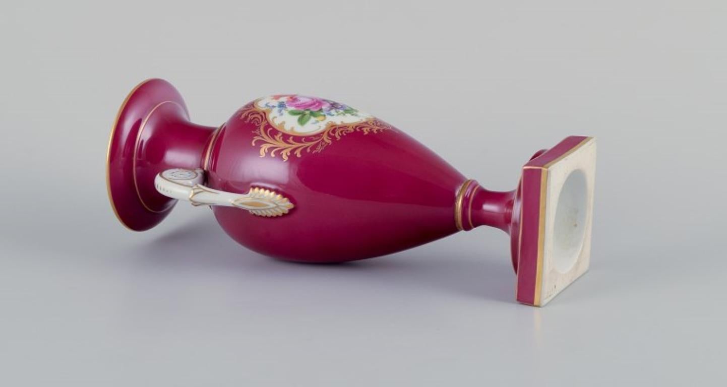 Meissen, Porzellanvase mit zwei Henkeln. Burgunderfarbene Verzierung. im Angebot 1
