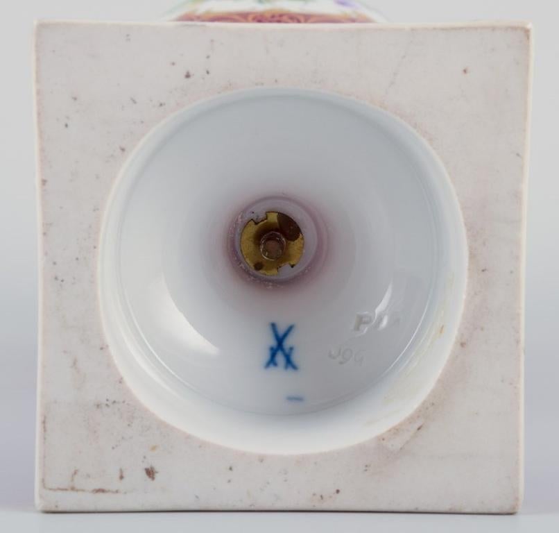 Meissen, Porzellanvase mit zwei Henkeln. Burgunderfarbene Verzierung. im Angebot 2