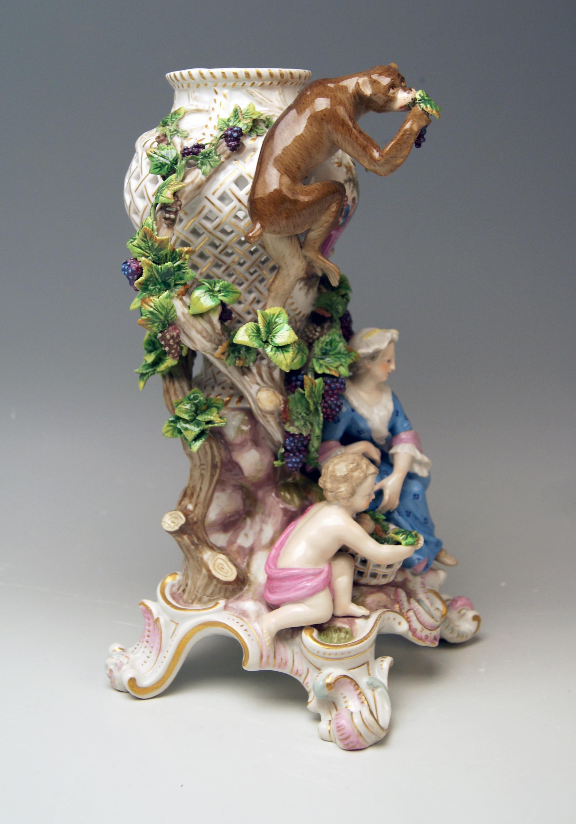 Meissen nice Potpourri vase: Monkey eating wine grapes / lady with boy
The details are stunningly scupltured = finest modelling!

Design:
Johann Friedrich Eberlein (1696-1749) / Model 1002 Created 1748.
Since 1735 second chief modeller of