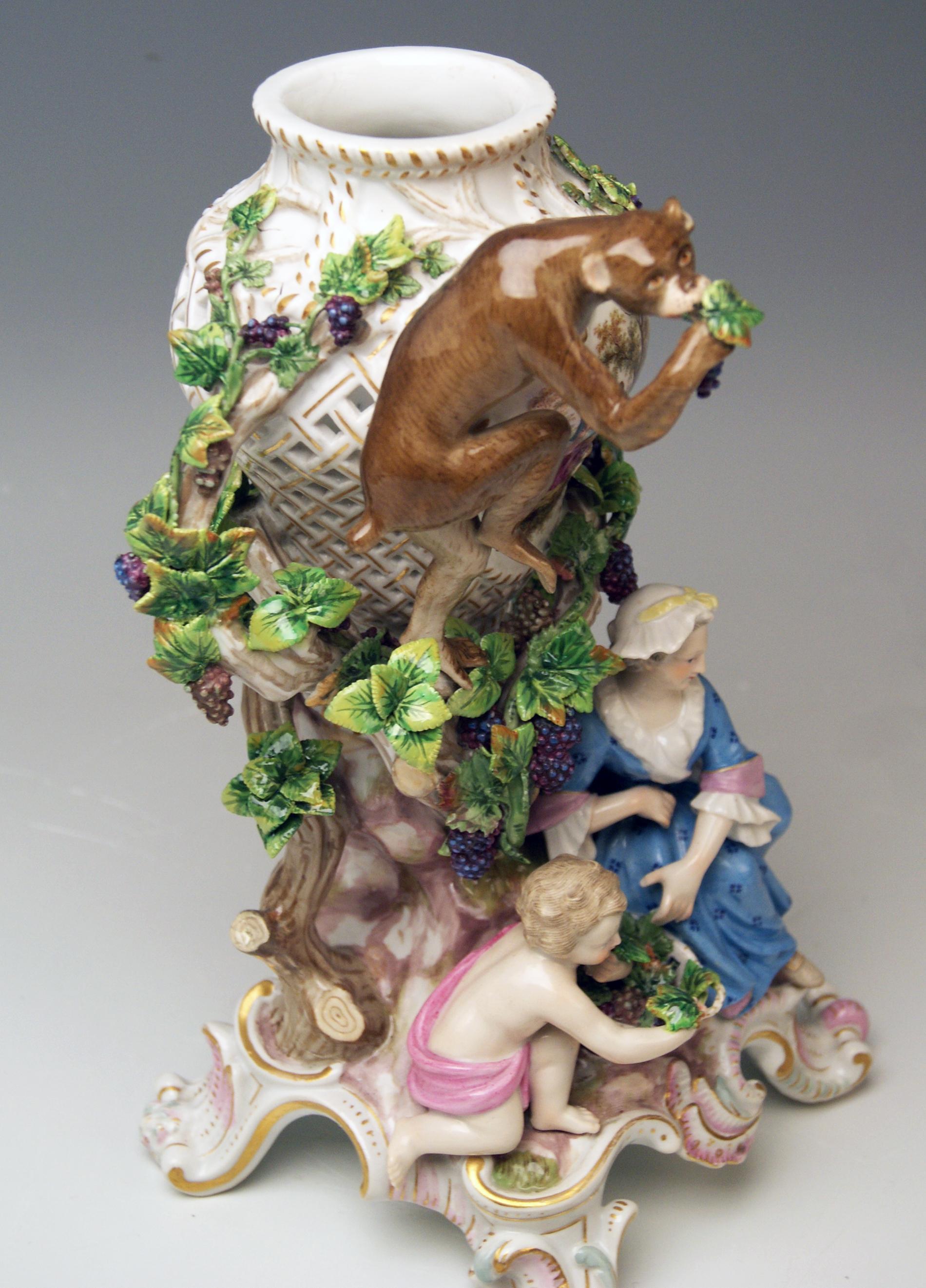 Meissen Potpourri Vase Wine Grapes Monkey Model 1002 by Eberlein Made circa 1860 In Good Condition For Sale In Vienna, AT