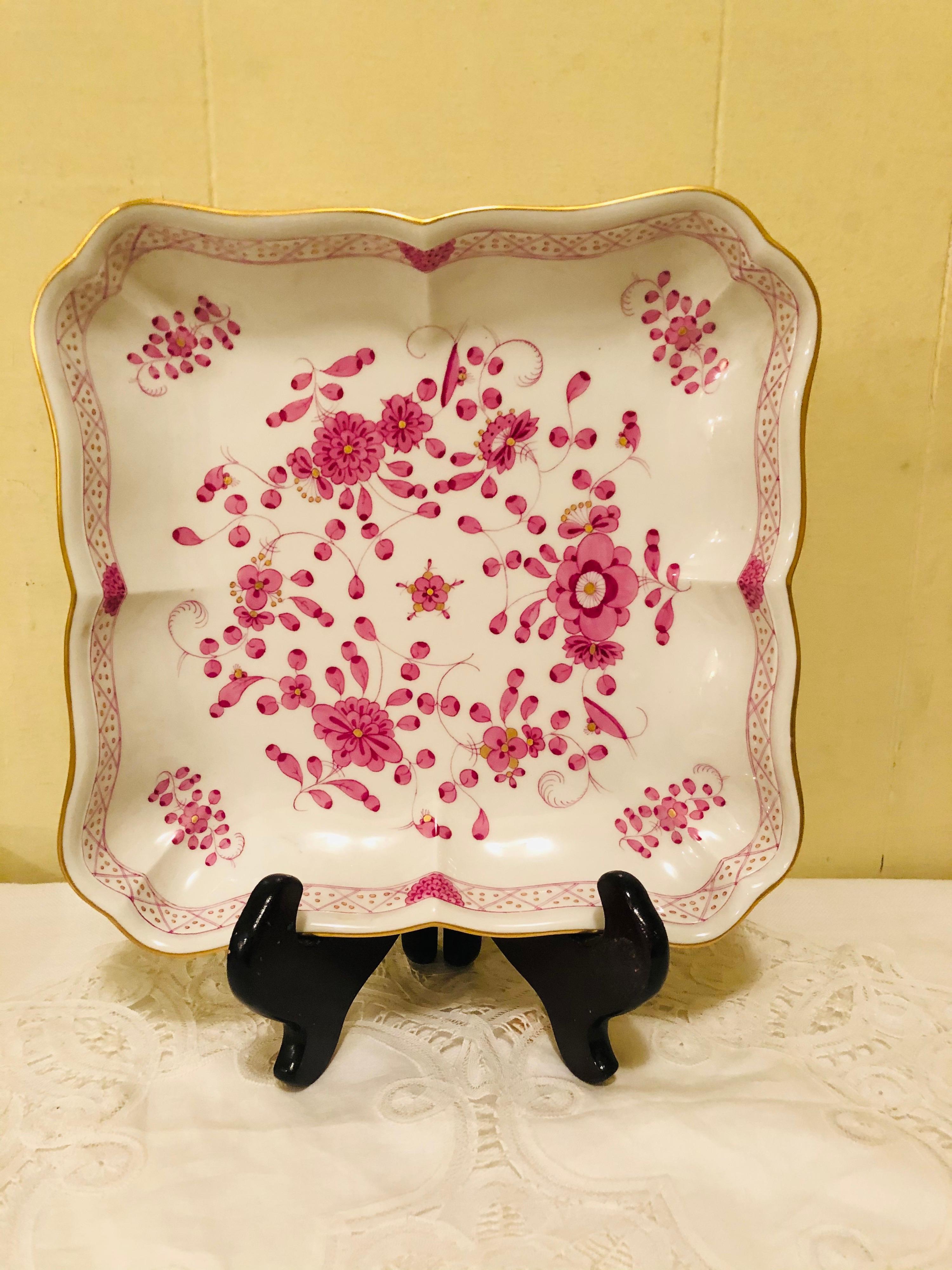 Ich möchte Ihnen diese schöne Meissener Purpur-Indianerschale in dieser ungewöhnlichen quadratischen Form anbieten.  Es hat detaillierte Malereien von rosa Blumen mit einigen lila und goldenen Akzenten auf weißem Grund. Die detailgetreue Bemalung