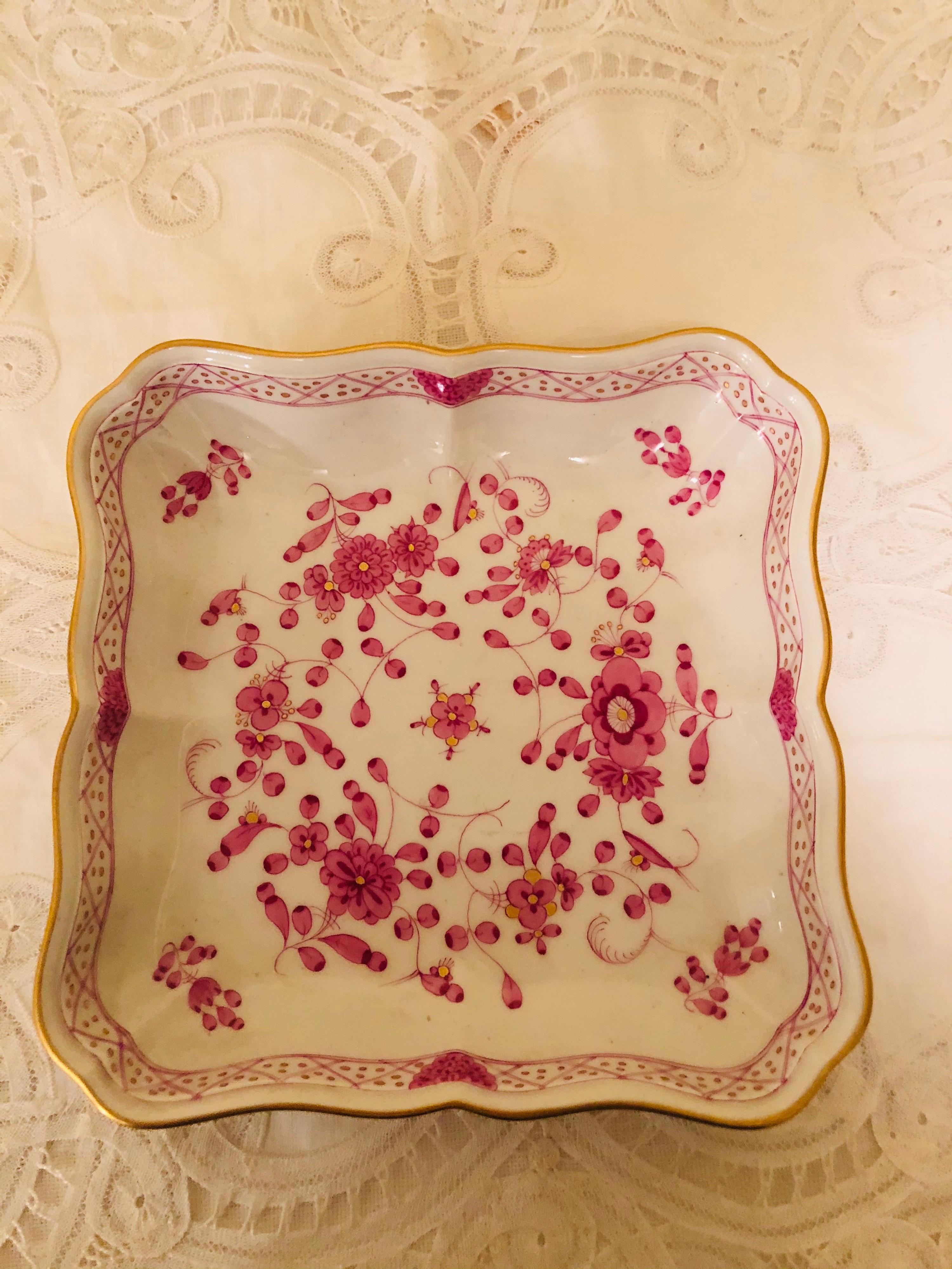 Meissenische lila indische Schale in ungewöhnlicher quadratischer Form (Handbemalt) im Angebot