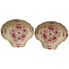 Meissener lila indische Muschelschalen mit muschelförmigen Rückseiten
