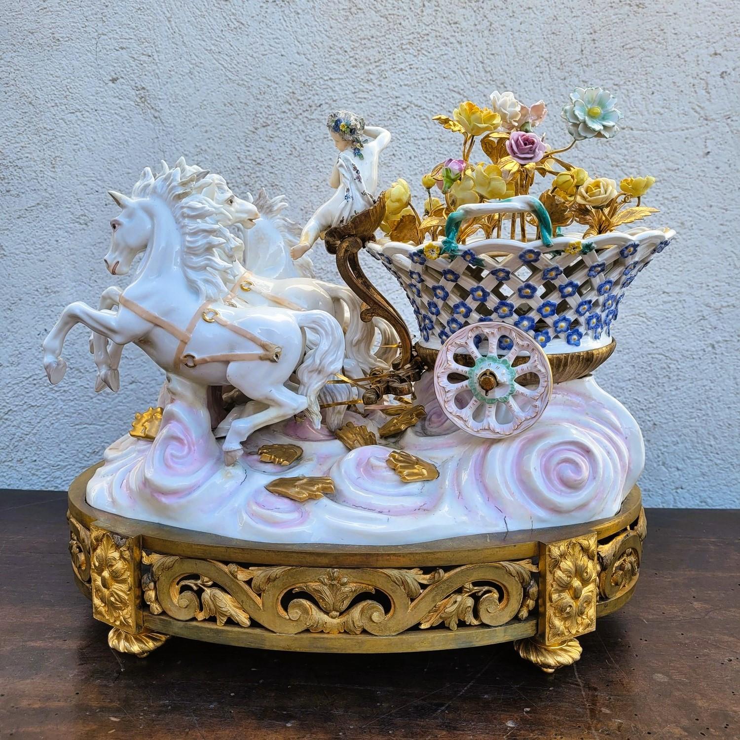 Sapore di Meissen, Putto che guida un carretto di fiori, XIX secolo in vendita 4
