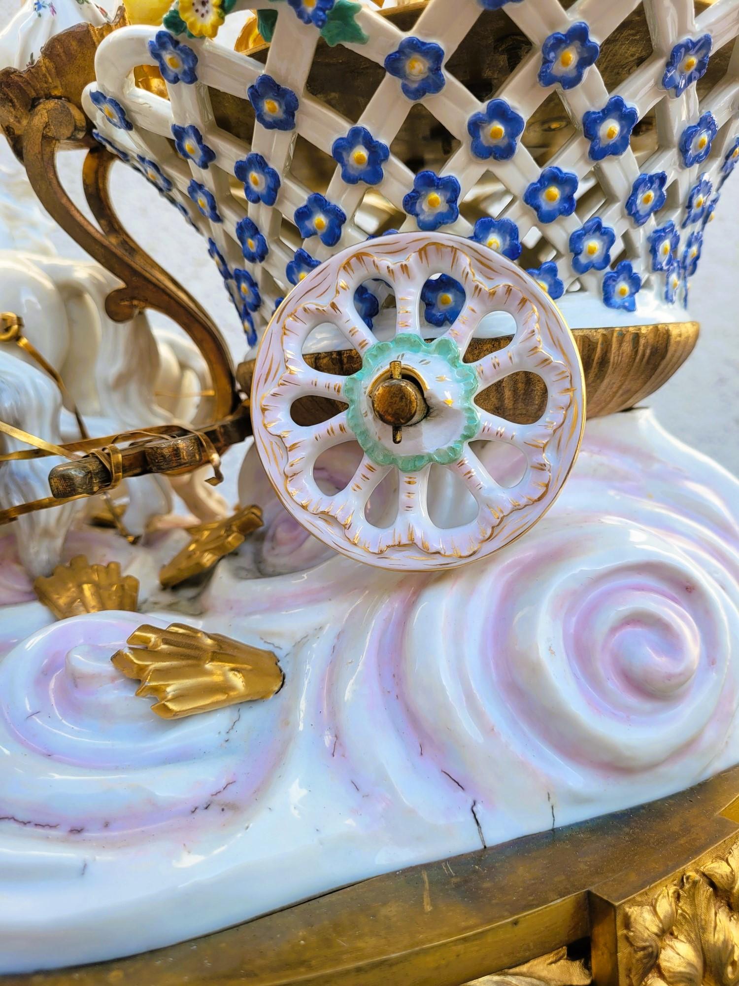Sapore di Meissen, Putto che guida un carretto di fiori, XIX secolo in vendita 5