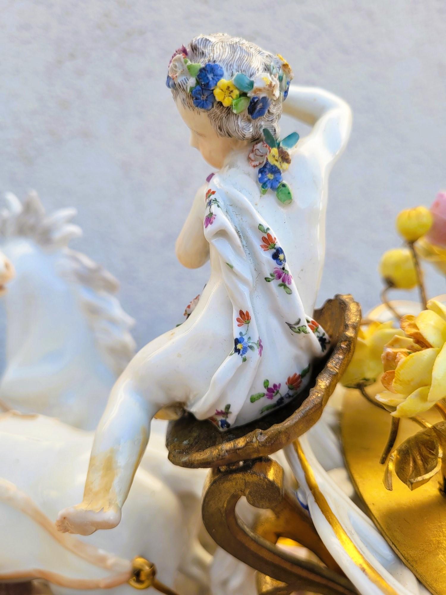 Sapore di Meissen, Putto che guida un carretto di fiori, XIX secolo in vendita 6