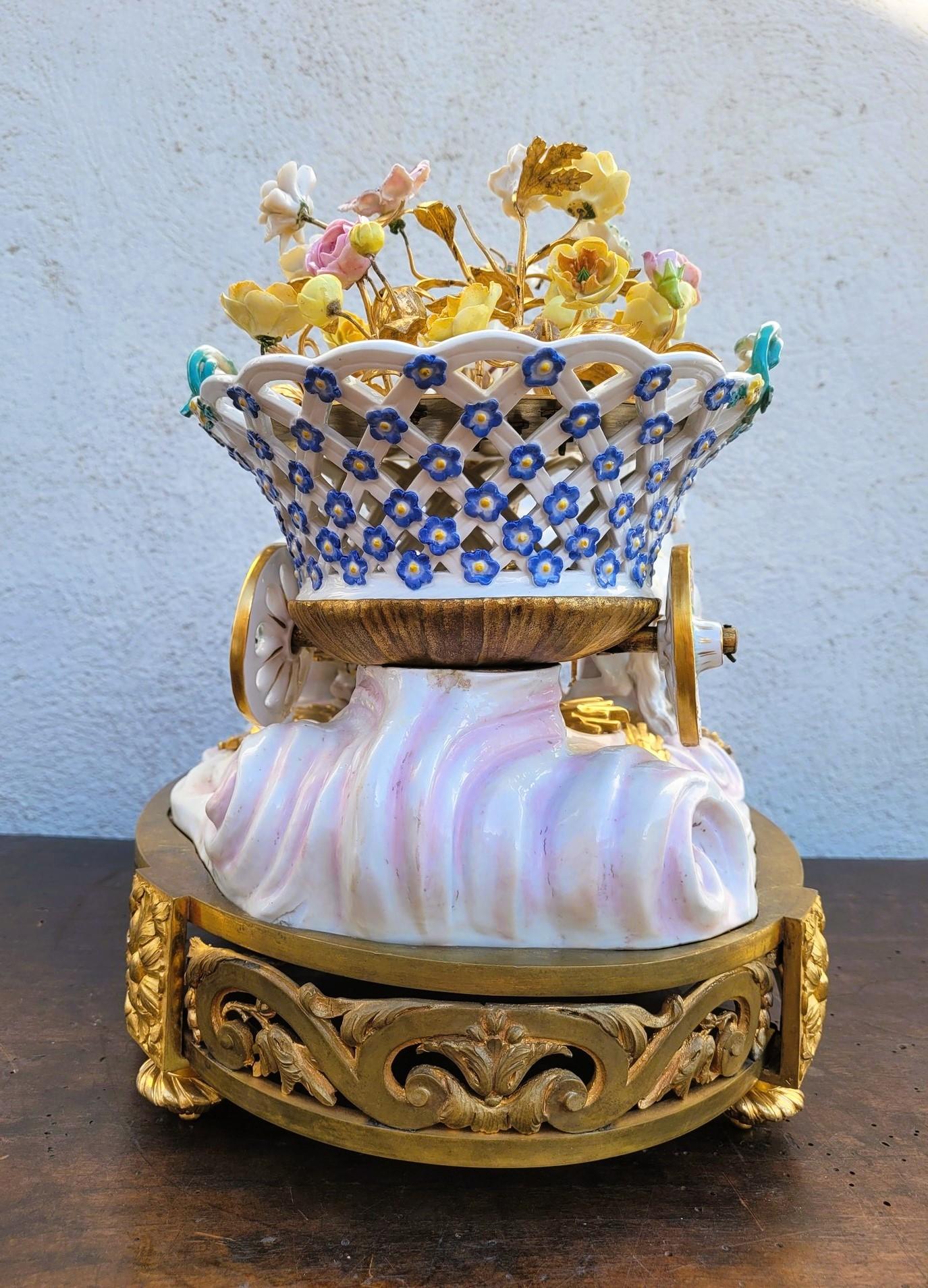 Sapore di Meissen, Putto che guida un carretto di fiori, XIX secolo in vendita 10
