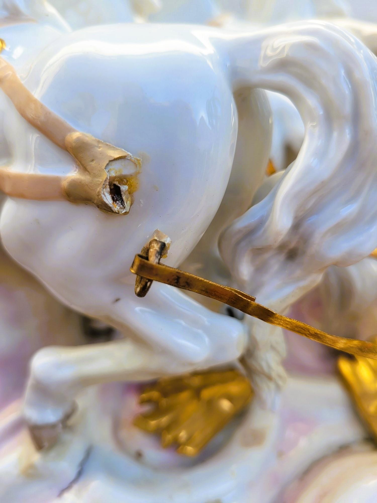 Sapore di Meissen, Putto che guida un carretto di fiori, XIX secolo in vendita 14