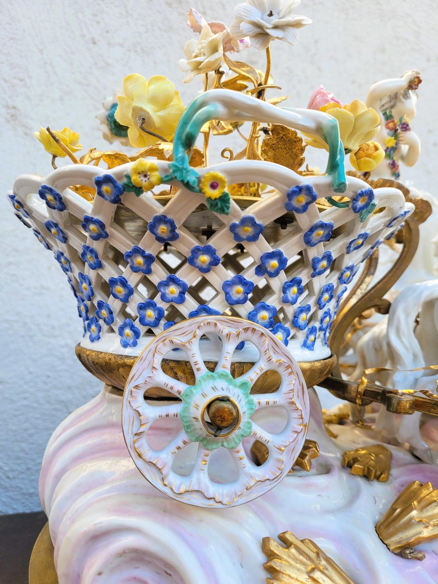 Sapore di Meissen, Putto che guida un carretto di fiori, XIX secolo In condizioni buone in vendita a MARSEILLE, FR