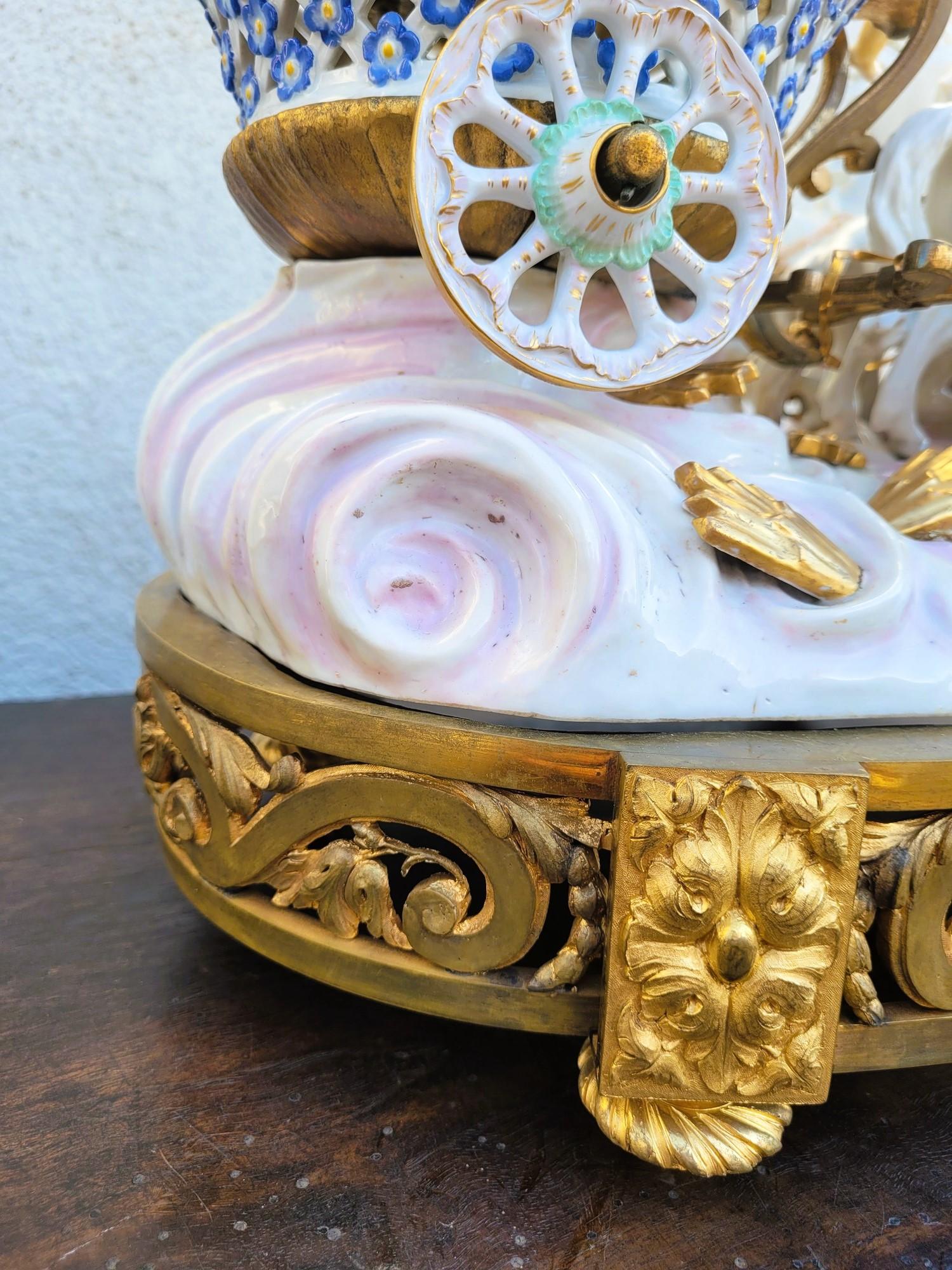 Porcellana Sapore di Meissen, Putto che guida un carretto di fiori, XIX secolo in vendita