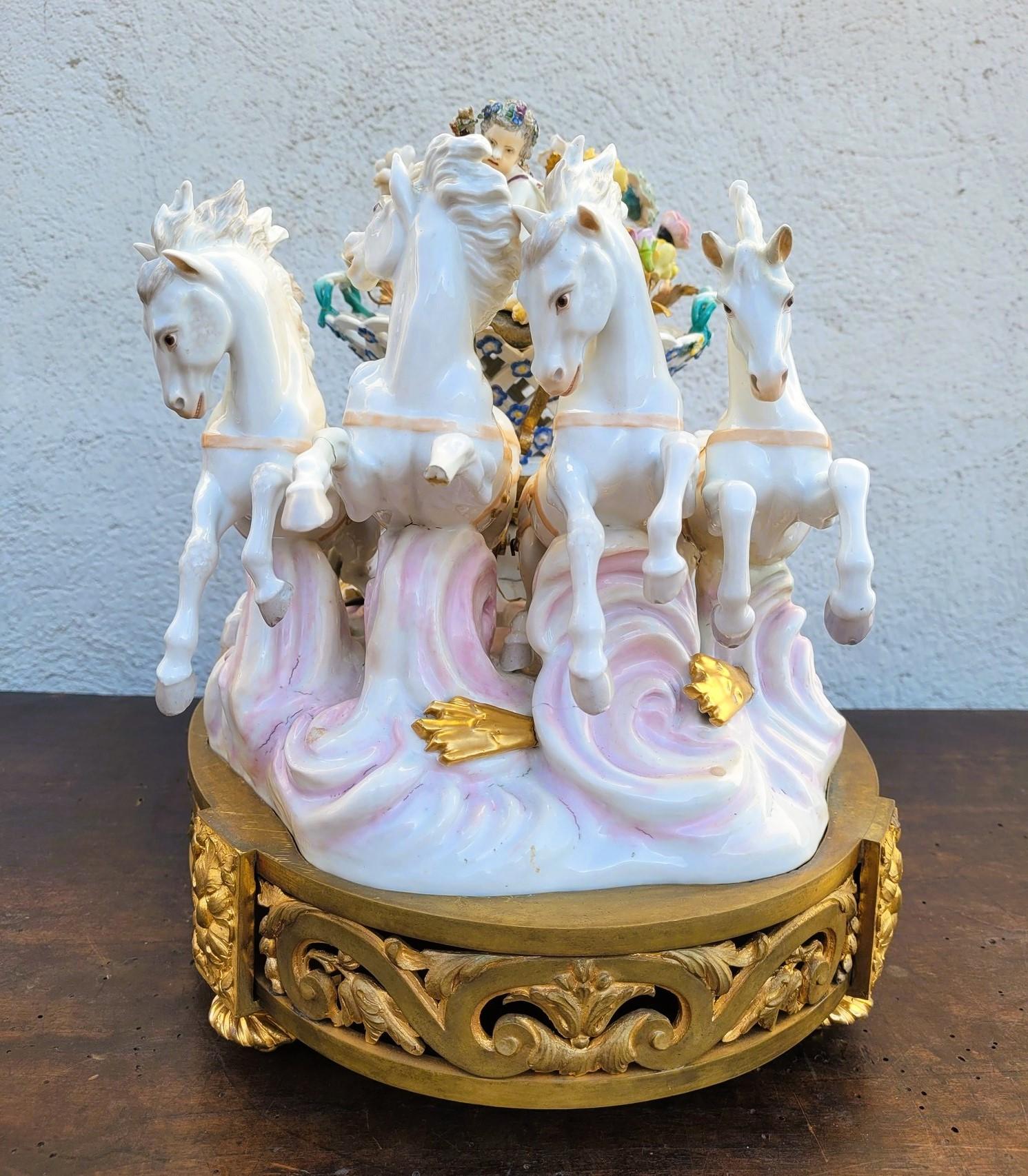 Sapore di Meissen, Putto che guida un carretto di fiori, XIX secolo in vendita 1