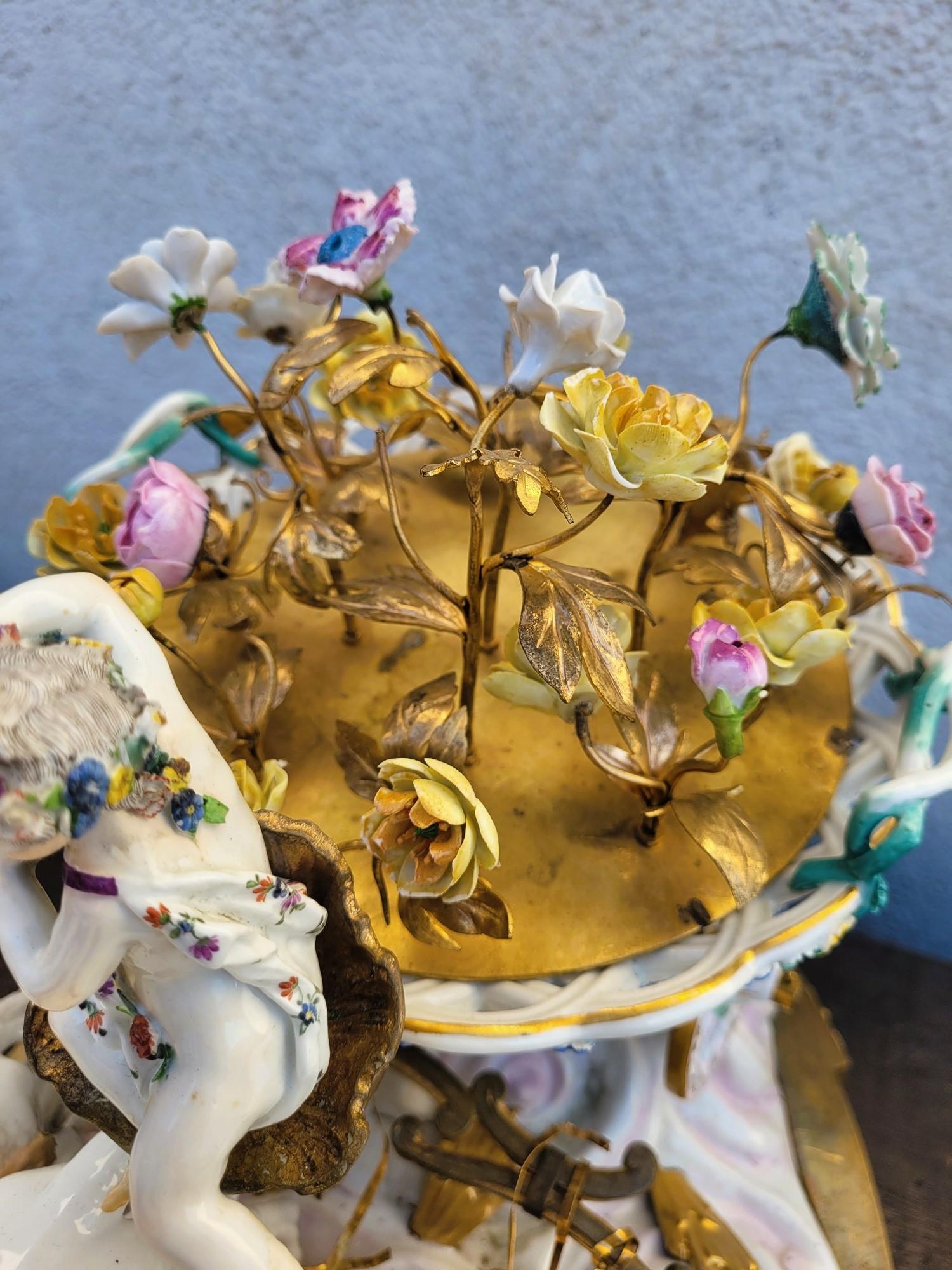 Sapore di Meissen, Putto che guida un carretto di fiori, XIX secolo in vendita 2