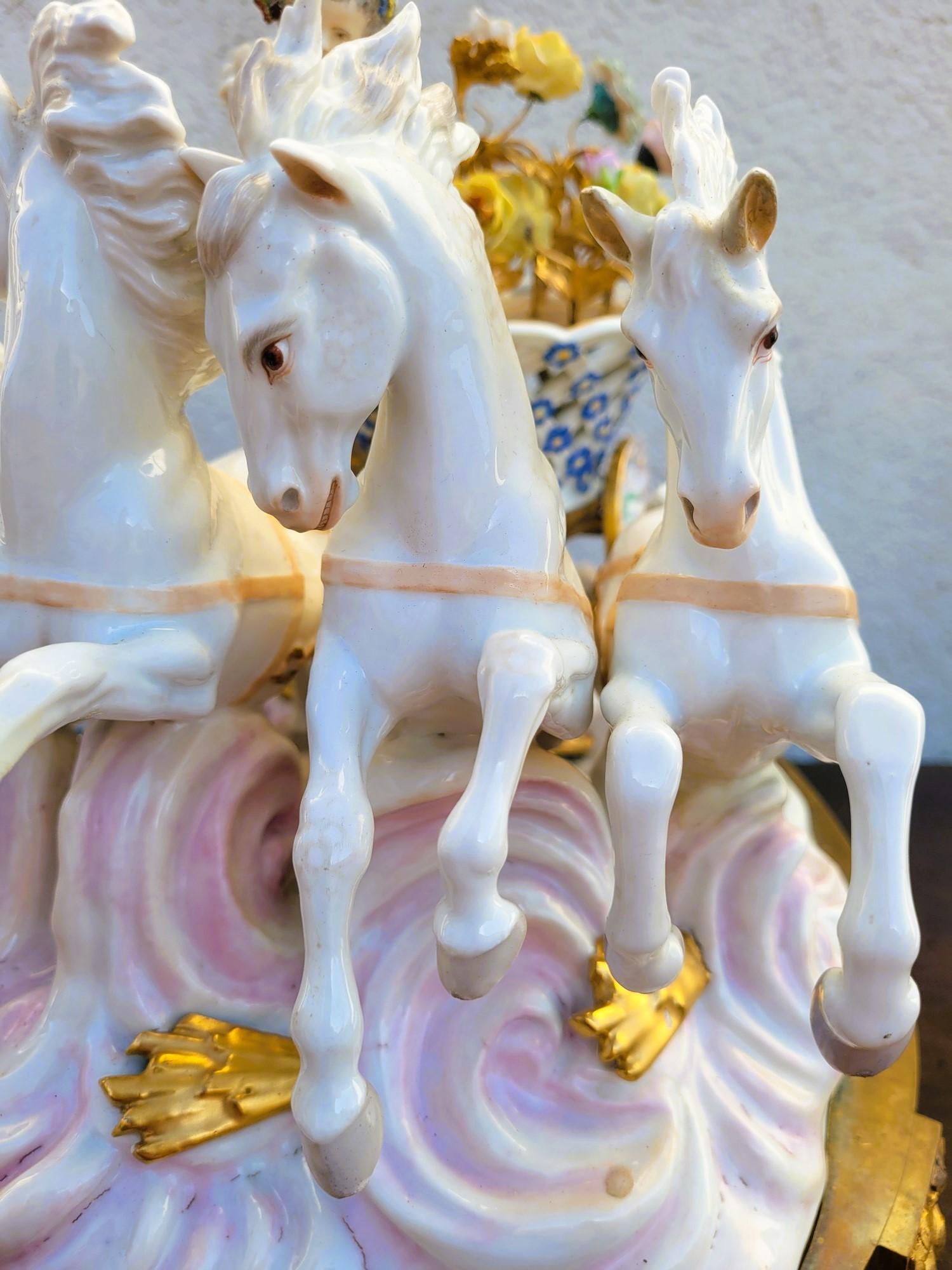 Sapore di Meissen, Putto che guida un carretto di fiori, XIX secolo in vendita 3