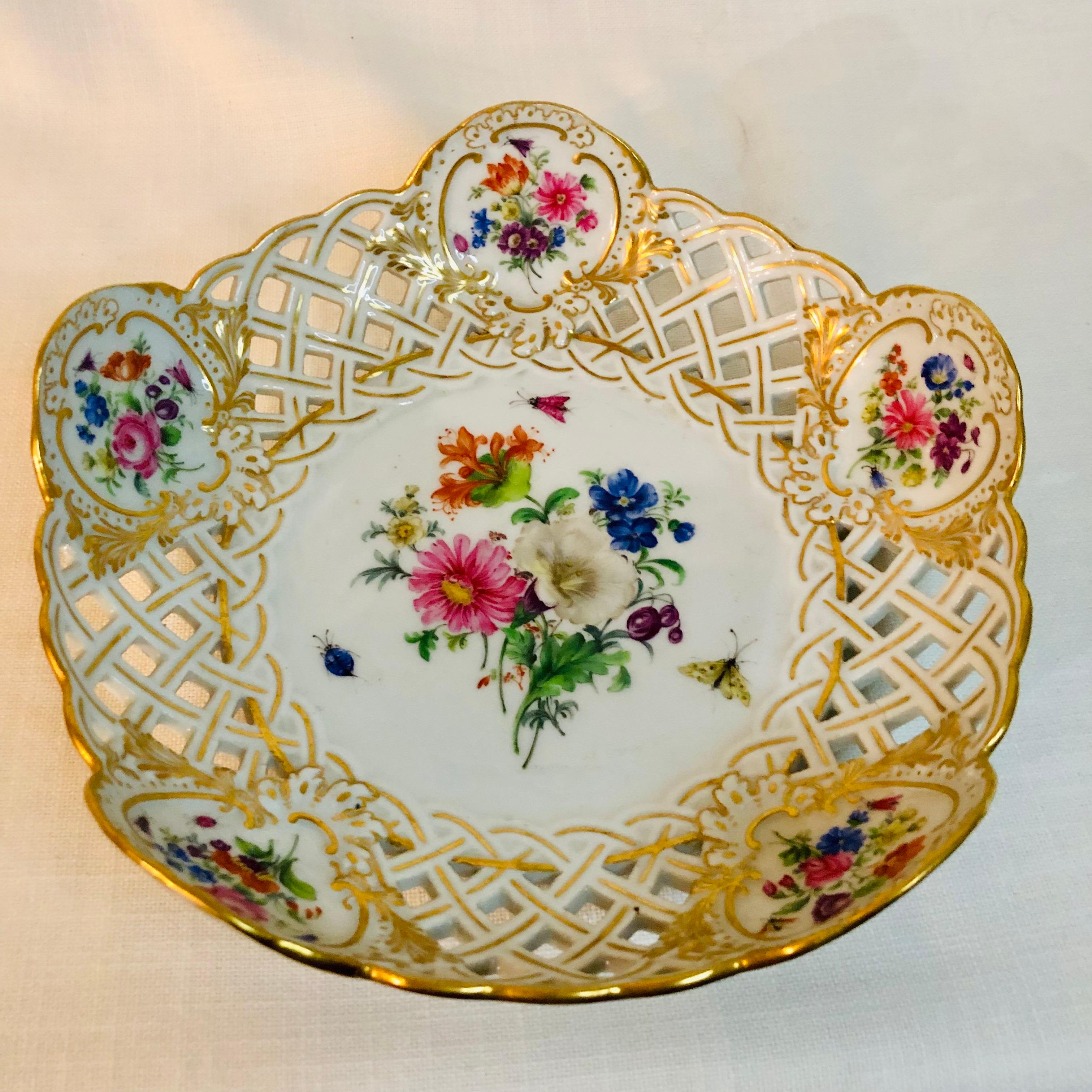 Je vous propose ce fabuleux bol cannelé réticulé Meissen des années 1880. Il présente un bouquet de fleurs central magnifiquement peint avec des accents d'insectes sur un fond de porcelaine blanche. À l'intérieur de la bordure dorée, on trouve cinq