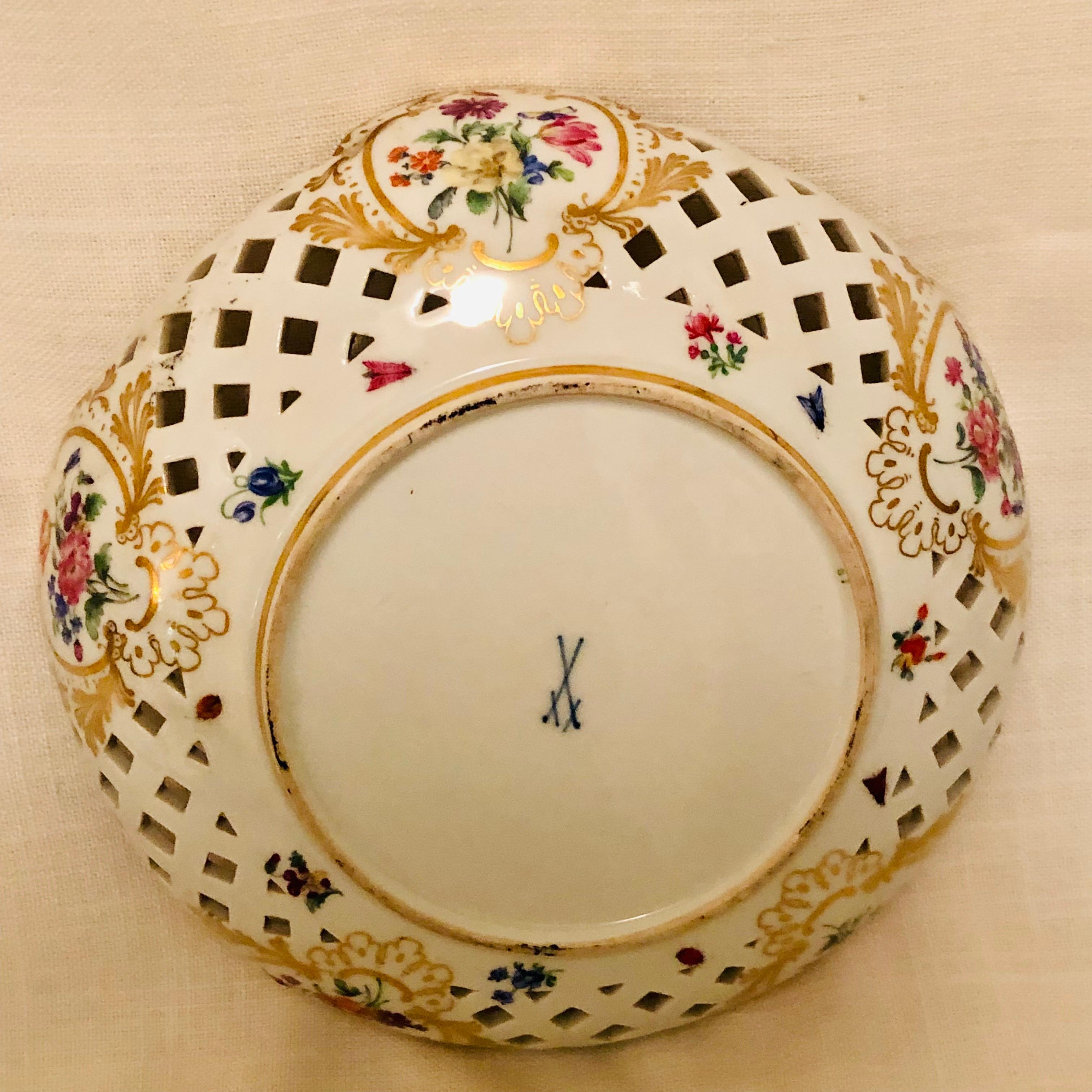 Porcelaine Bol réticulé et cannelé de Meissen avec bouquet de fleurs et insectes au centre en vente