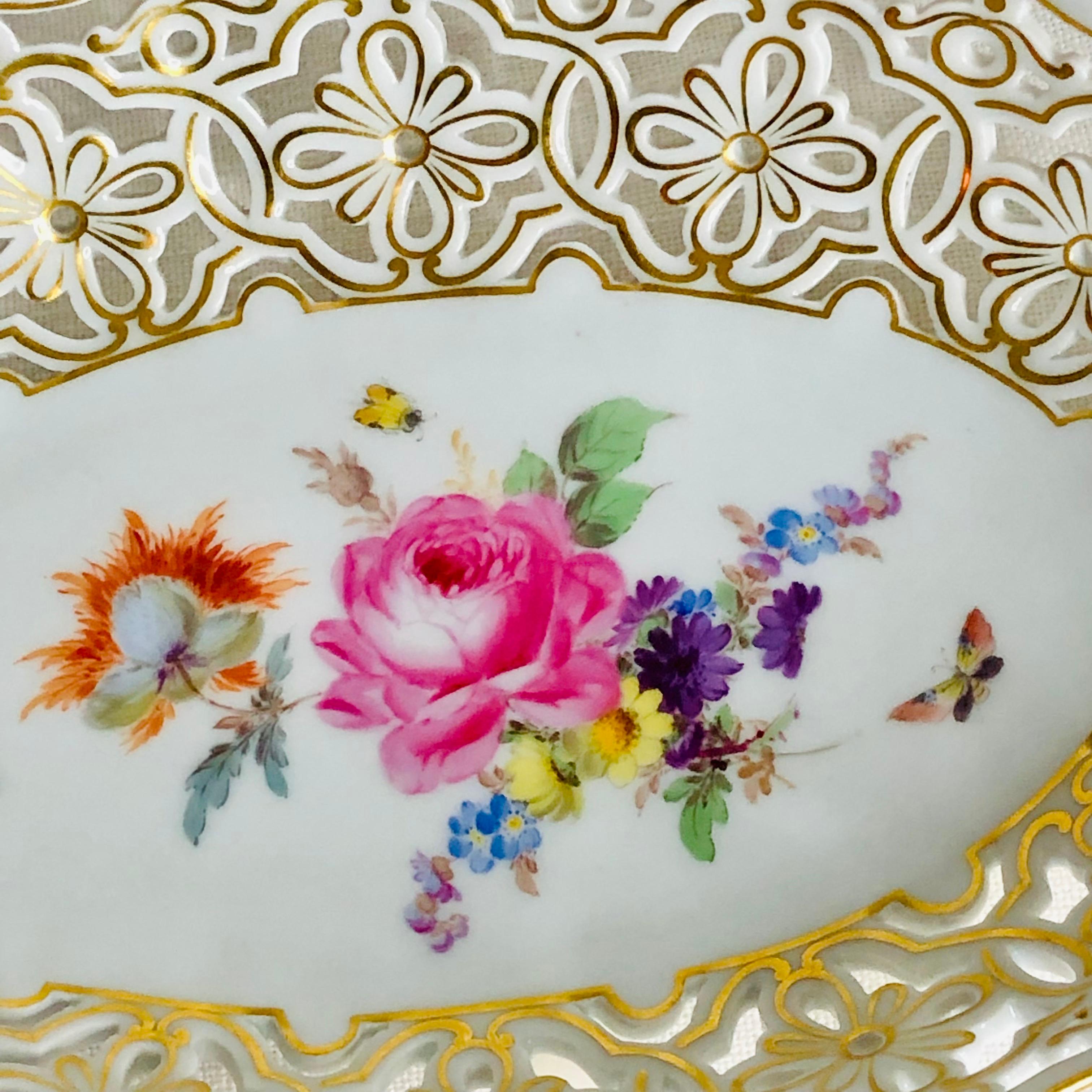 Bol réticulé Meissen avec bouquet de fleurs et accents de papillons et d'insectes en vente 3