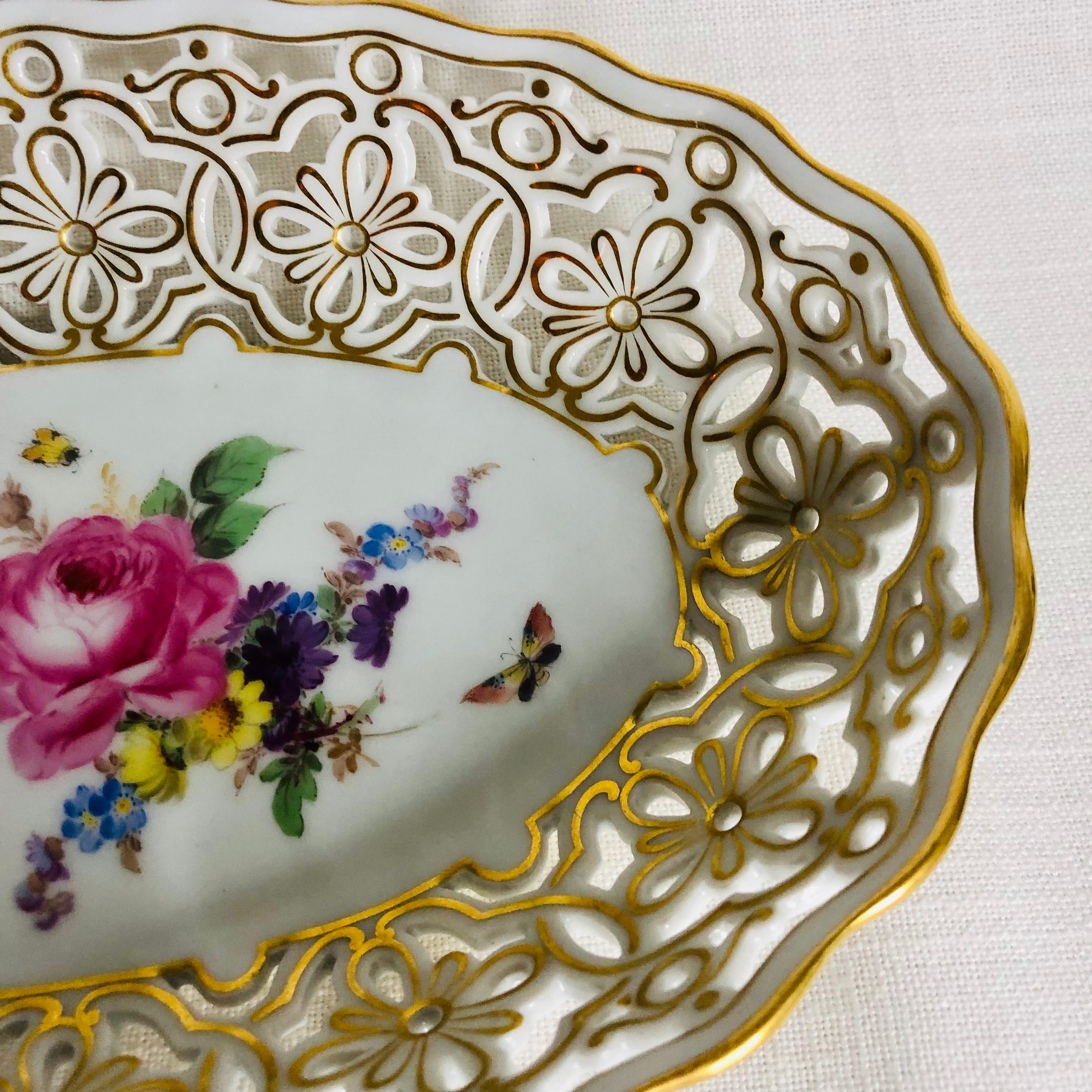 Porcelaine Bol réticulé Meissen avec bouquet de fleurs et accents de papillons et d'insectes en vente