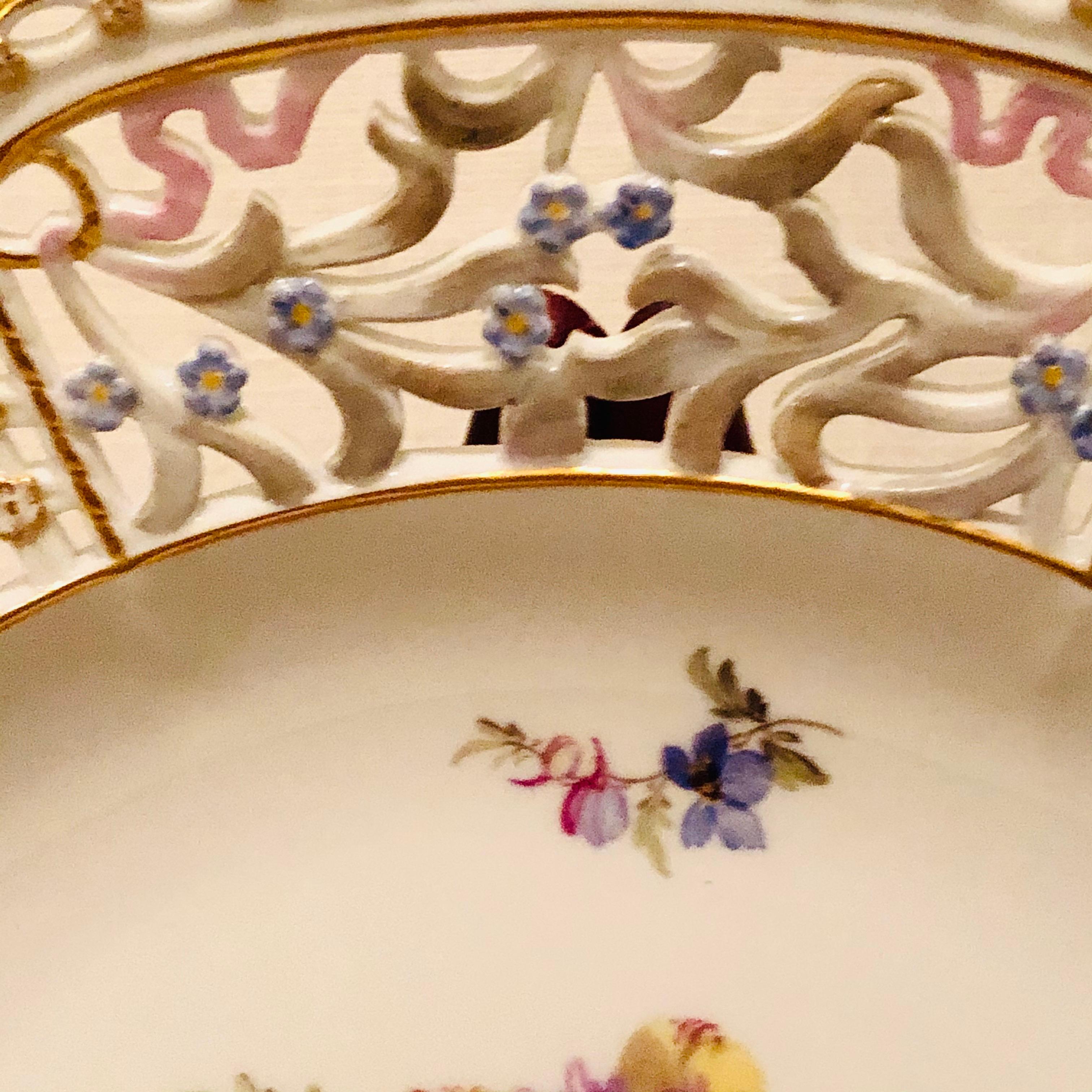 Fin du XIXe siècle Assiette de cabinet réticulée Meissen avec bouquet de fleurs et relief Forget Me Nots en vente