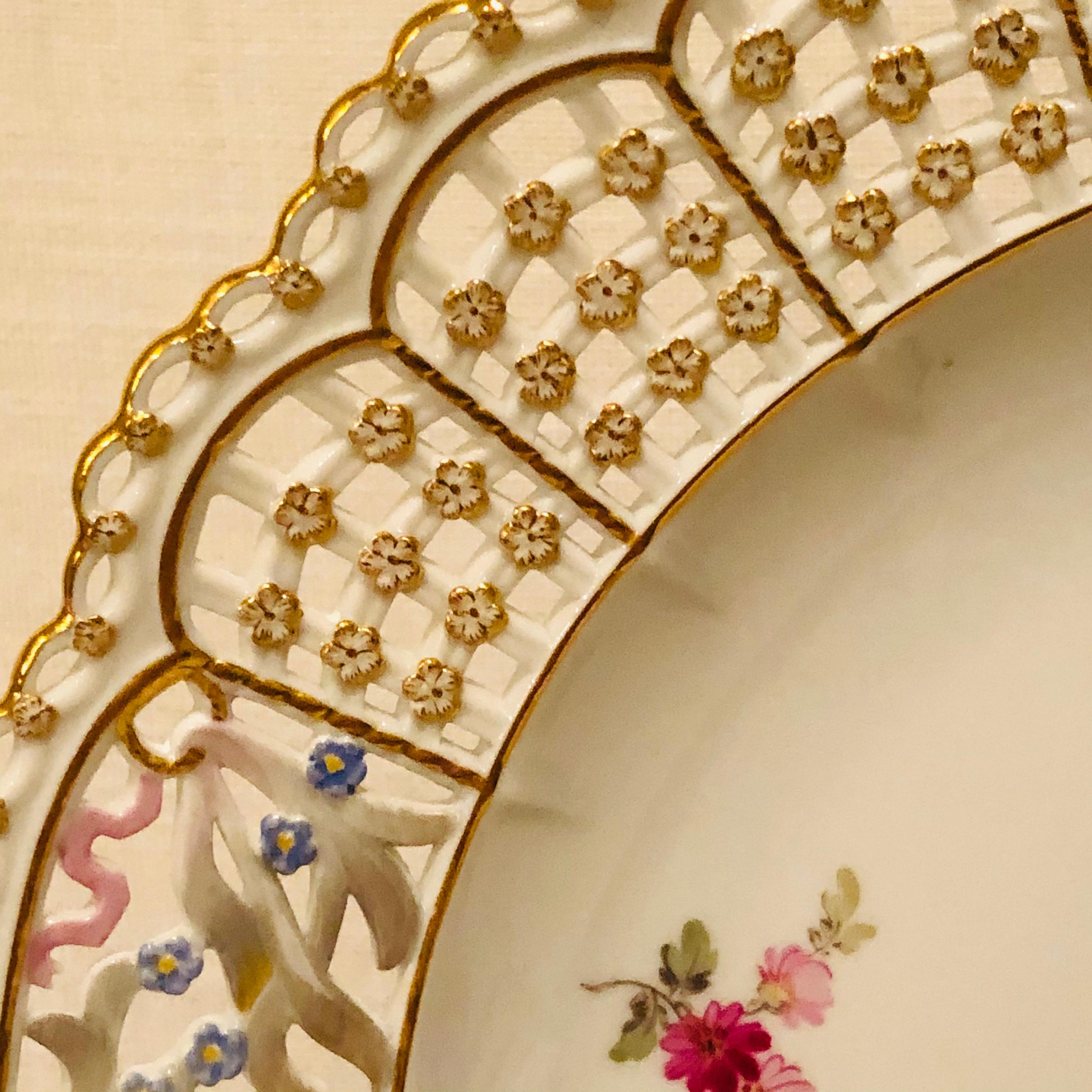 Porcelaine Assiette de cabinet réticulée Meissen avec bouquet de fleurs et relief Forget Me Nots en vente