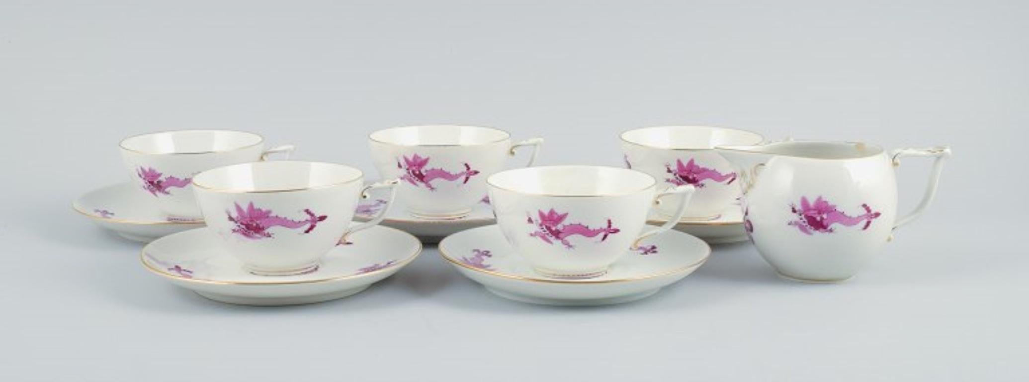 Meissen, Rich Court Dragon, a five-person purple tea service with gold decoration. Consisting of five pairs of teacups and a cream jug.
Hand-painted.
Approx. 1920.
In perfect condition.
Marked.
Third factory quality.
Cup: D 9.5 x H 5.0