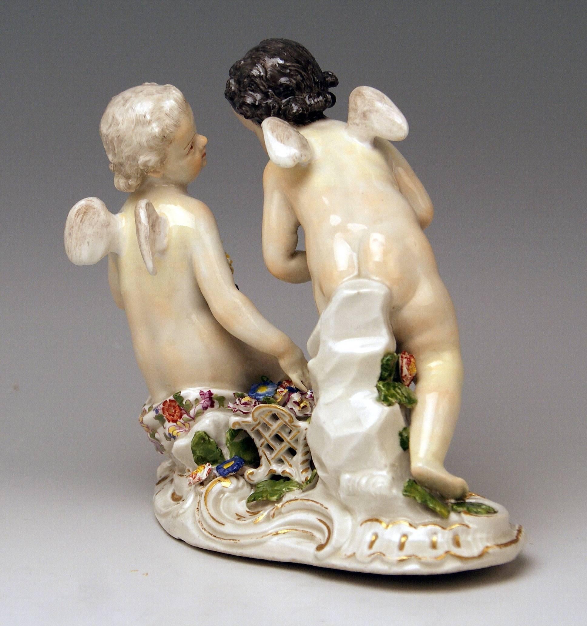 Rococo Figurines de chérubins Cupidons rococo de Meissen avec fleurs Modèle 2372 Kaendler 1755-60 en vente