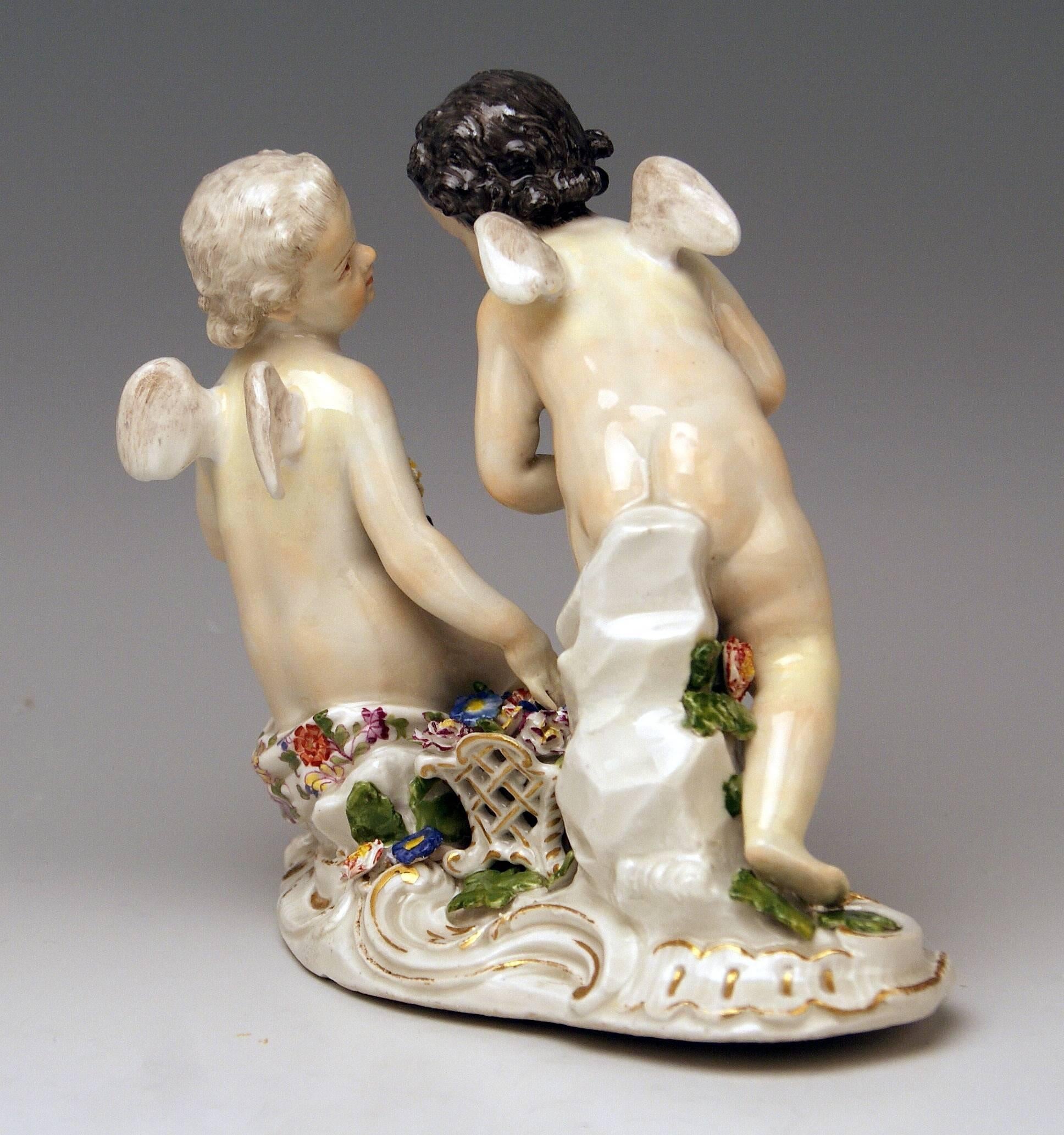 Rococò Figurine di Cherubini e Cupidi rococò di Meissen con fiori Modello 2372 Kaendler 1755-60 in vendita