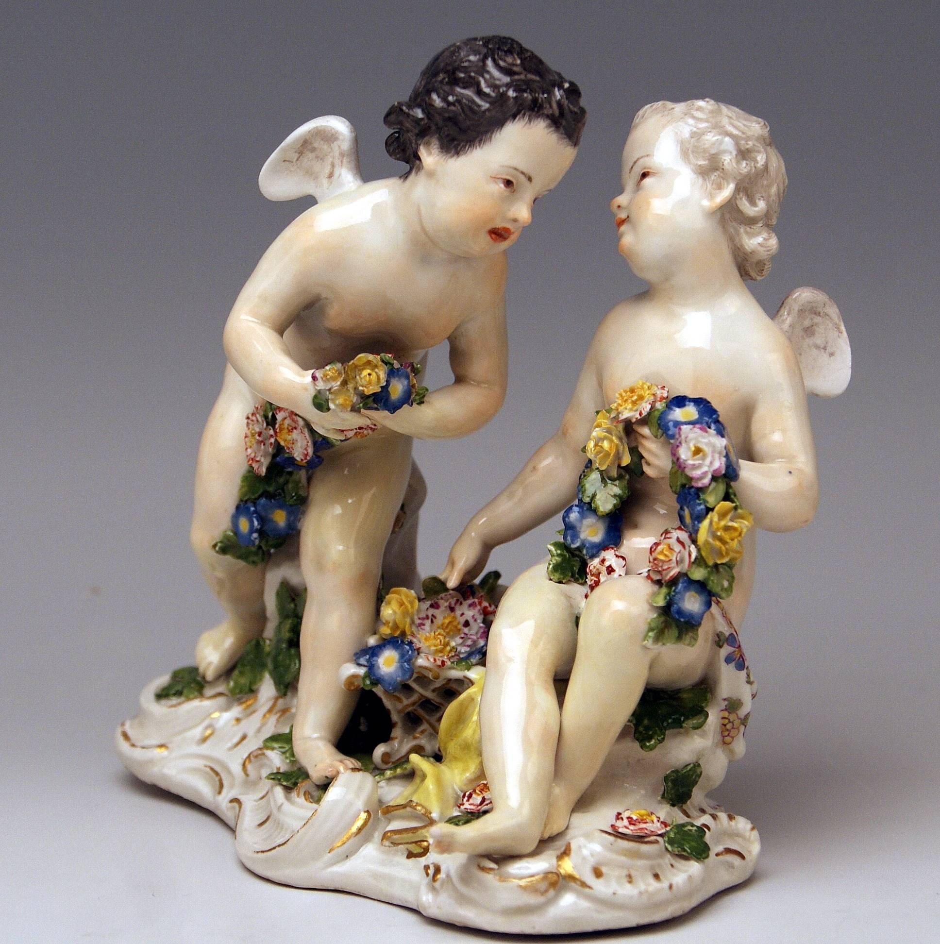 Meissener Rokoko Cherubs Cupids Figuren mit Blumen Modell 2372 Kaendler 1755-60 (Gemalt) im Angebot