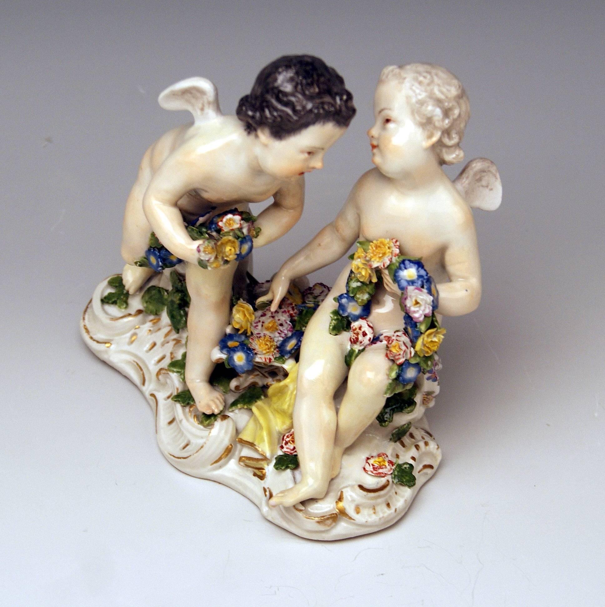 Meissener Rokoko Cherubs Cupids Figuren mit Blumen Modell 2372 Kaendler 1755-60 im Zustand „Hervorragend“ im Angebot in Vienna, AT