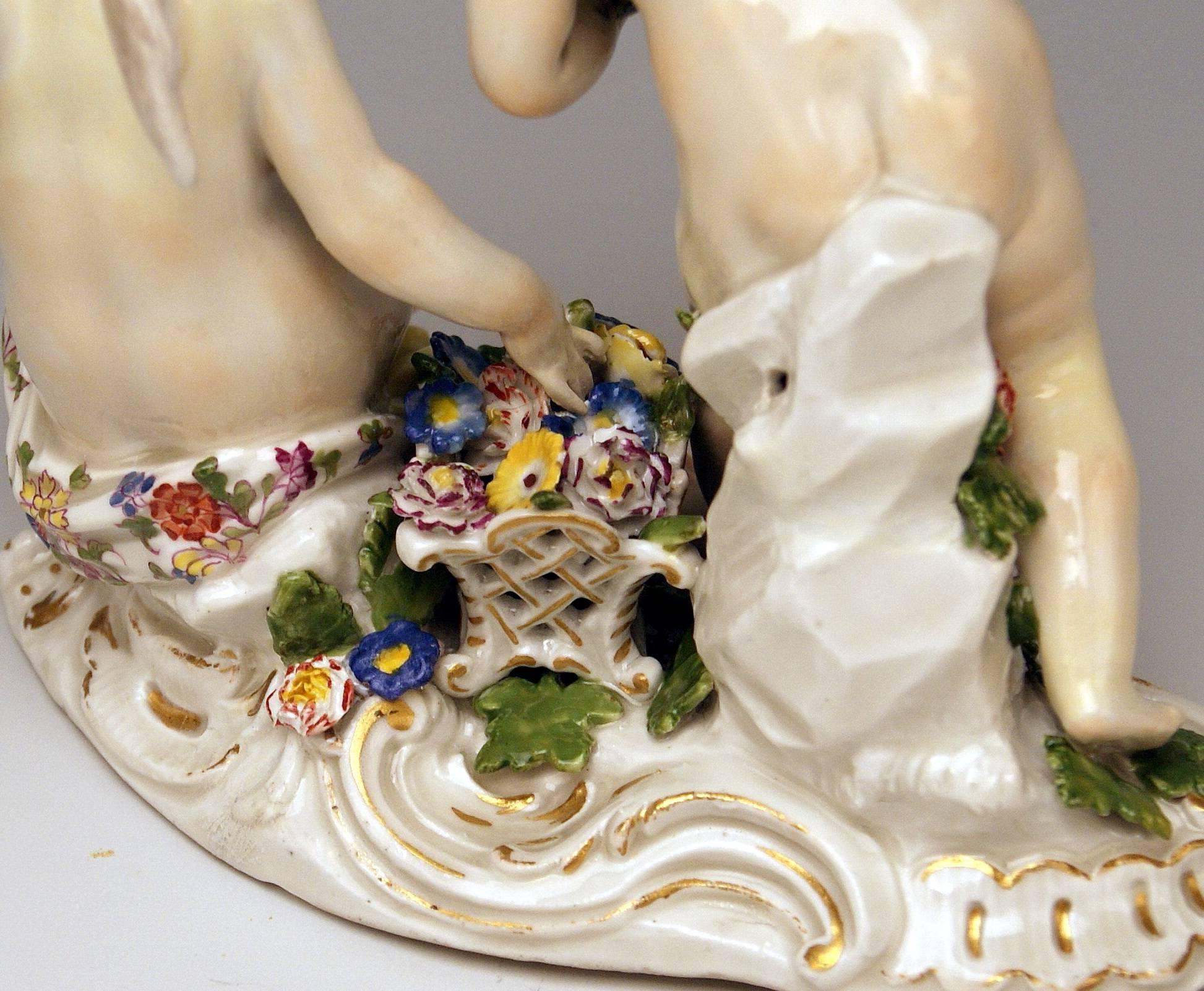 Porcelaine Figurines de chérubins Cupidons rococo de Meissen avec fleurs Modèle 2372 Kaendler 1755-60 en vente
