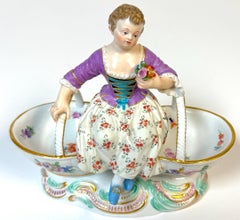 Plat à confiseries rococo de Meissen représentant une jeune fille assise avec deux paniers de fleurs