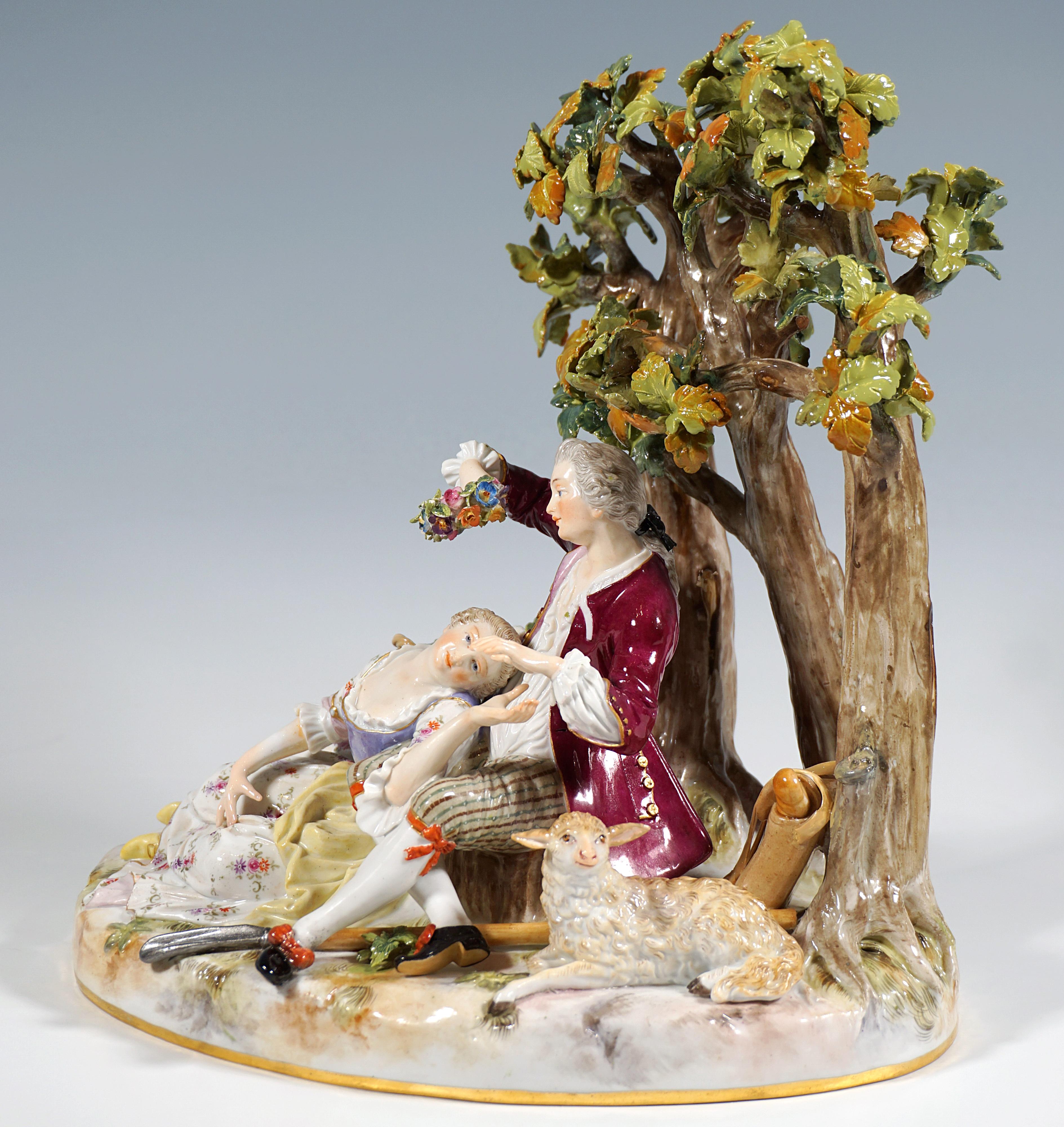 Excelente y raro grupo de género de porcelana de Meissen:
Pareja rococó elegantemente vestida a la sombra de un grupo de árboles: una joven sentada a los pies de su galán, apoyada en su regazo y tendiéndole la mano, mientras él se sienta en un tocón