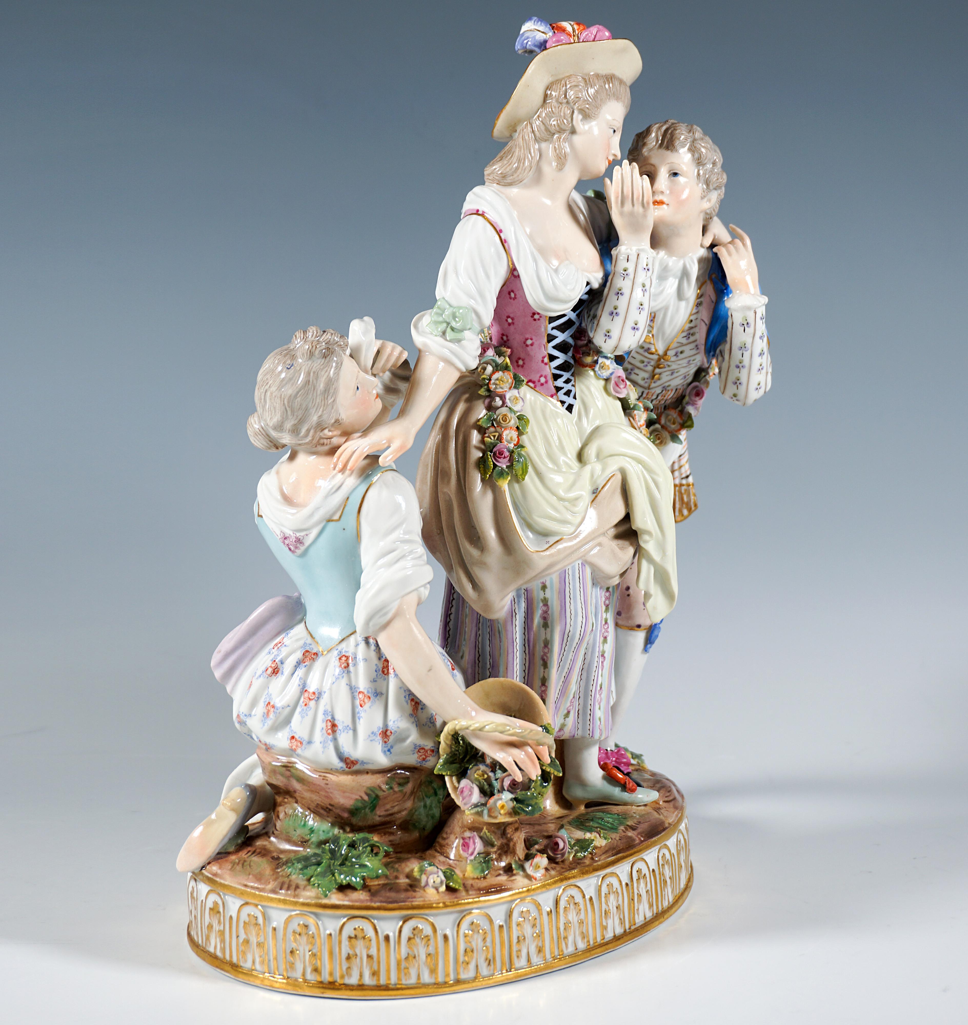 Grand groupe élaboré en porcelaine du 19e siècle :
Au centre du groupe de trois, l'élue, avec un chapeau à plumes et une guirlande de fleurs autour des hanches, qui entoure également la taille du galant, qui s'approche d'elle en signe d'hommage, en