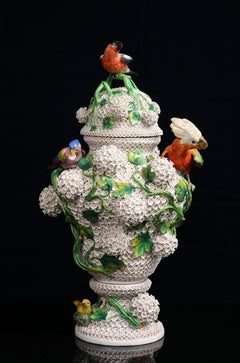 Jarrón Bola de Nieve Cubierto Schneeballen de Meissen con Pájaros, Flores, Hojas y Ramas